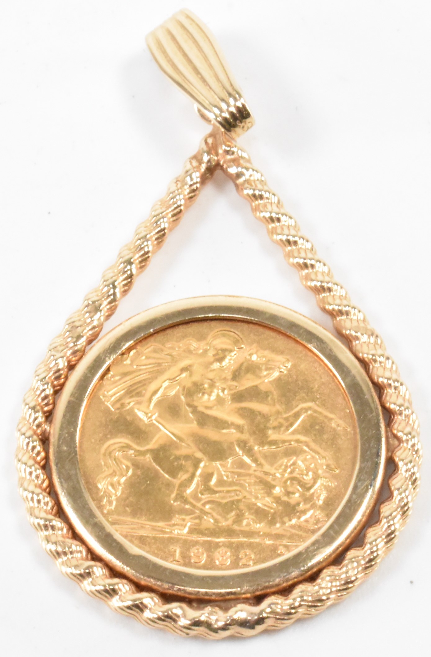 VINTAGE 1982 GOLD HALF SOVEREIGN IN GOLD MOUNT