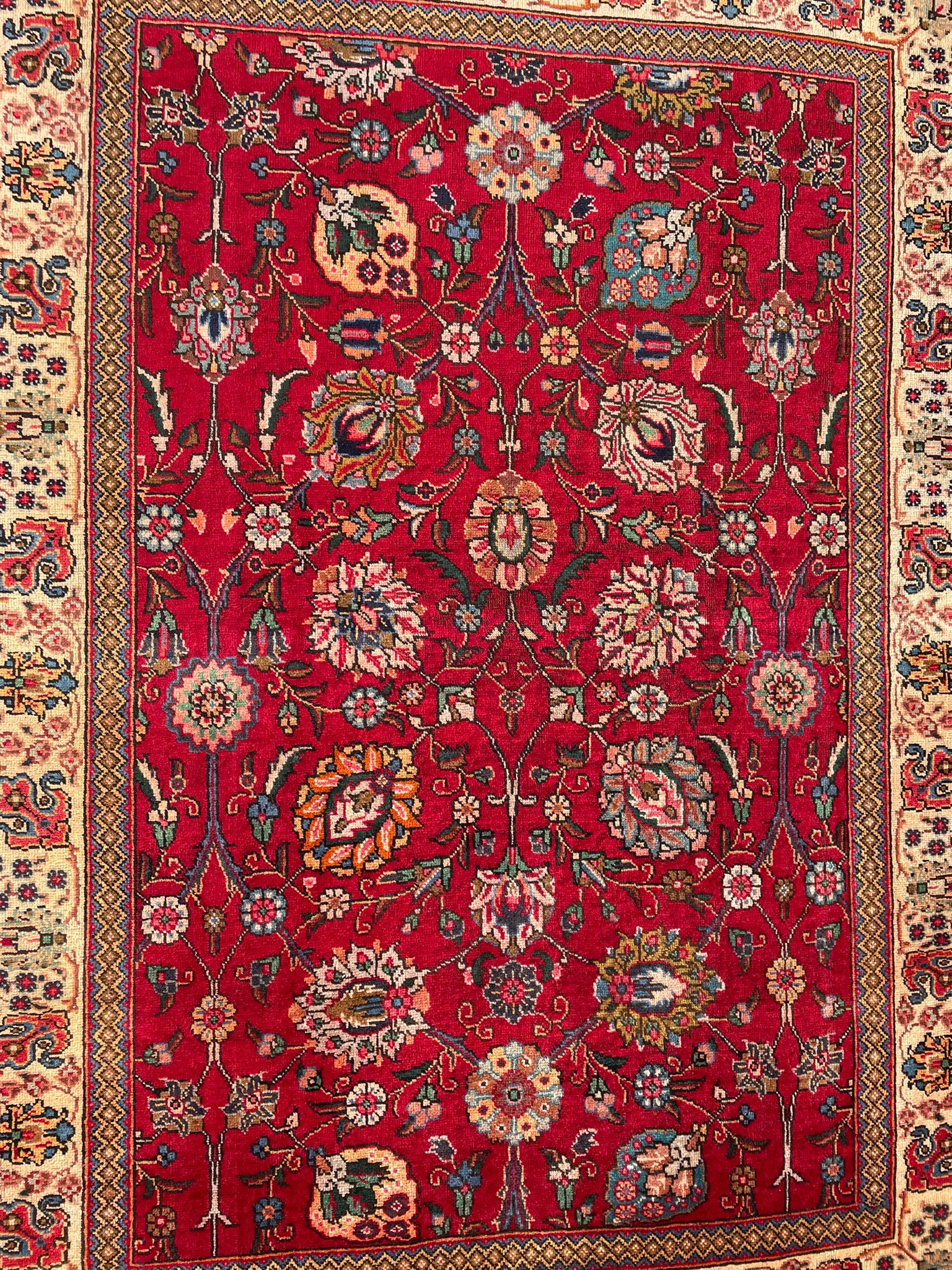 AN EARLY 20TH CENTURY HAND KNOTTED PERSIAN TABRIZ FLOOR RUG
