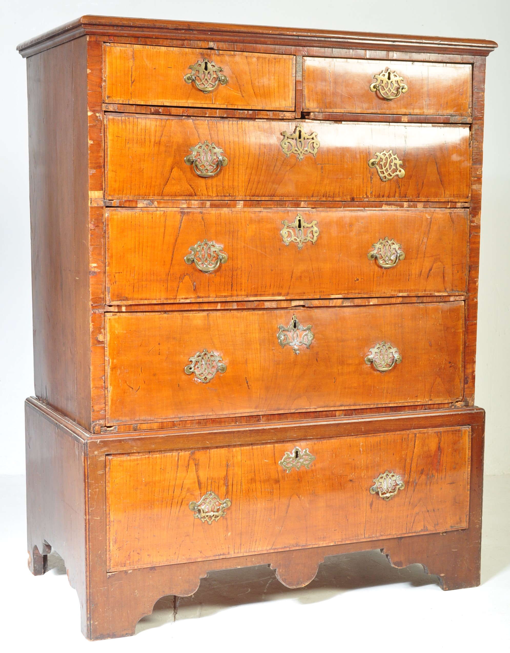 EARLY 18TH CENTURY QUEEN ANNE WALNUT CHEST OF DRAWERS