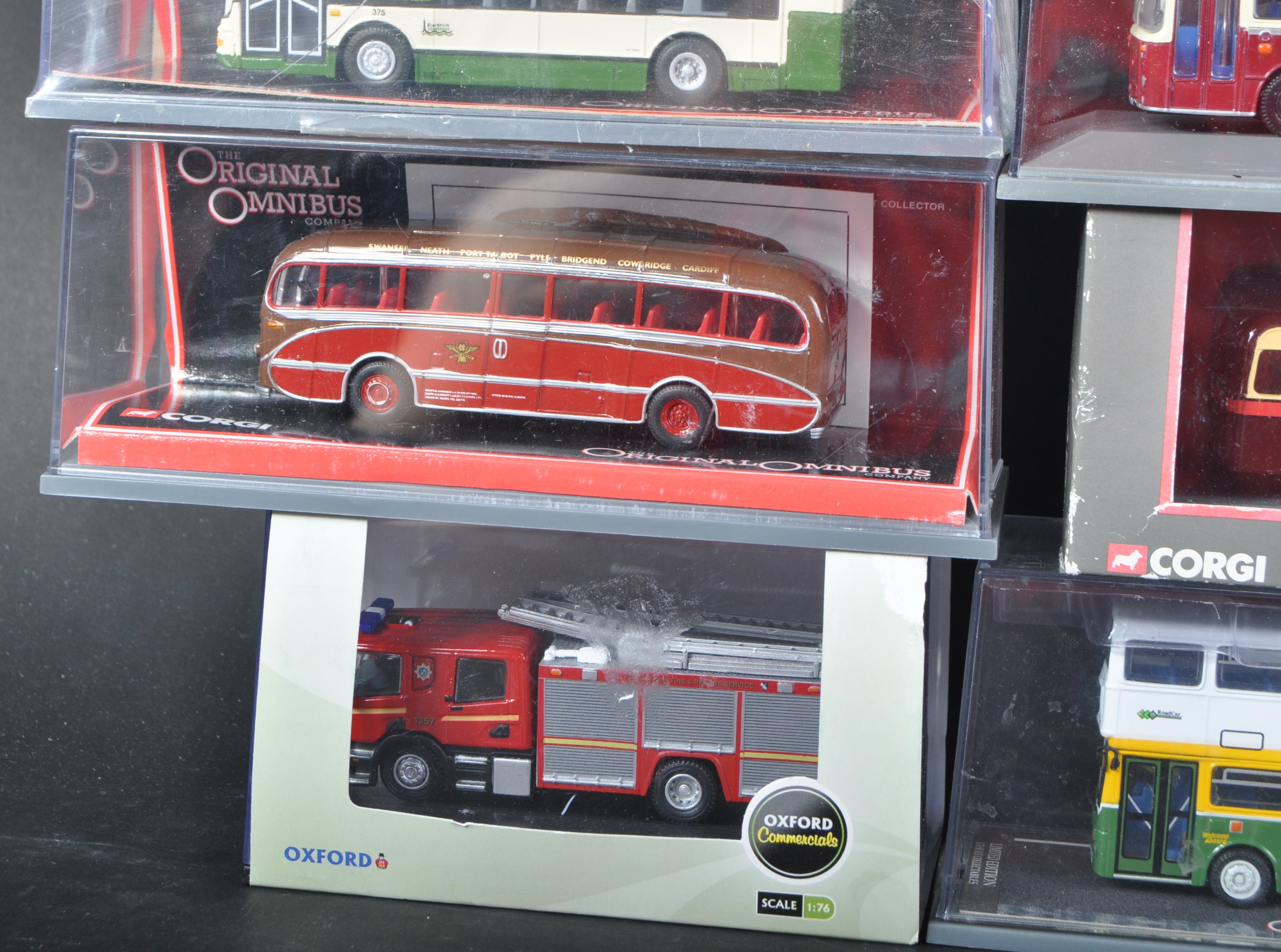 COLLECTION OF CORGI & OXFORD DIECAST MODEL CARS AND BUSES - Image 5 of 6