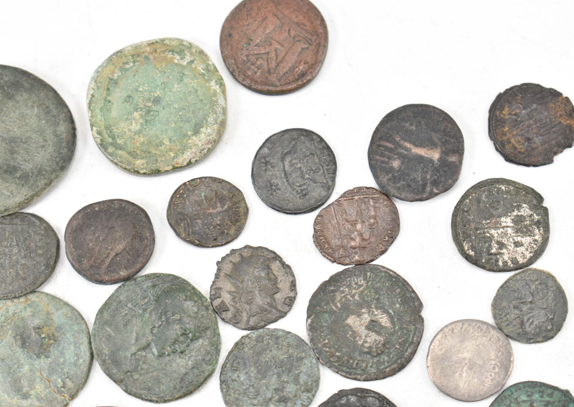 LARGE COLLECTION OF ROMAN IMPERIAL COINS - Image 2 of 6