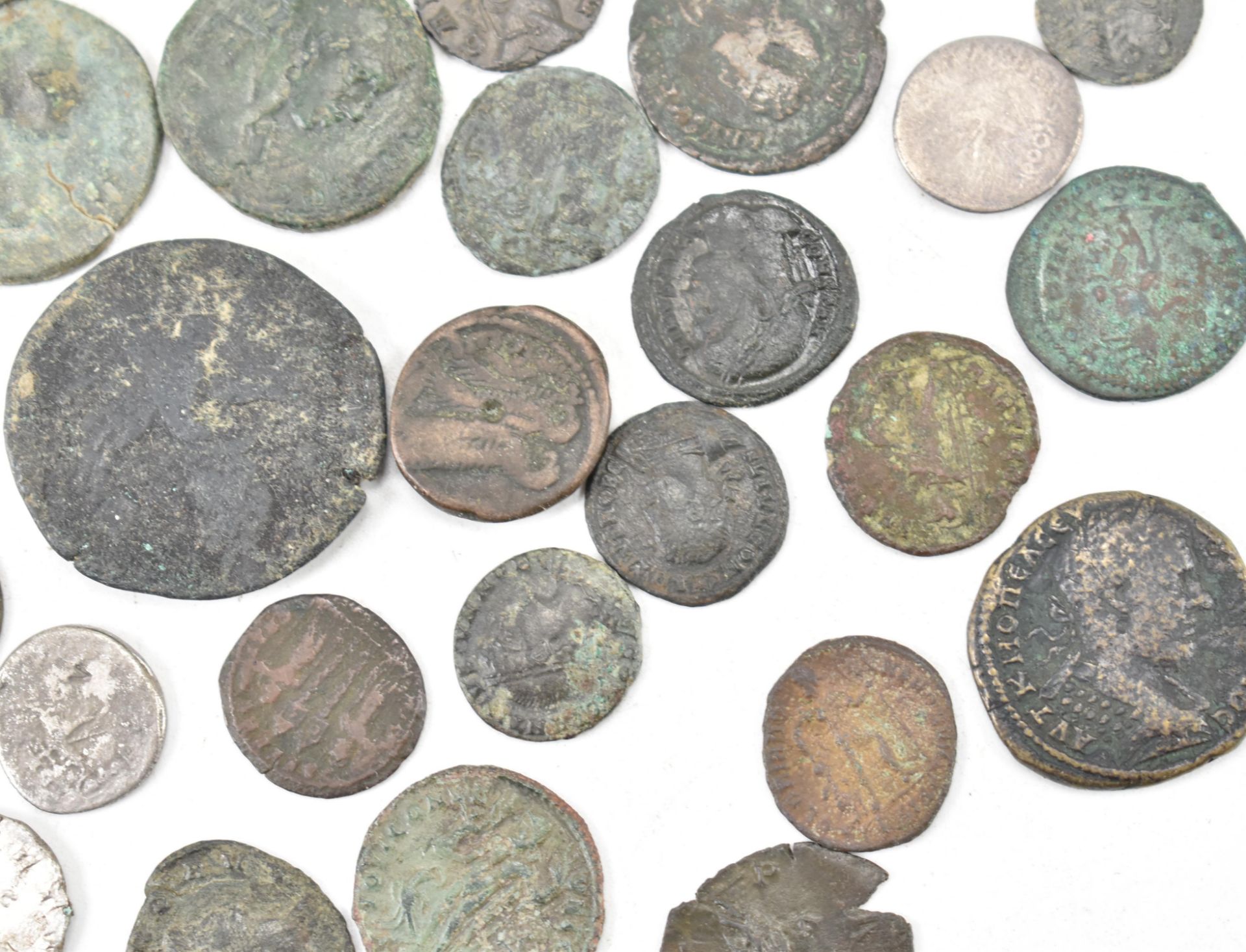 LARGE COLLECTION OF ROMAN IMPERIAL COINS - Image 3 of 6