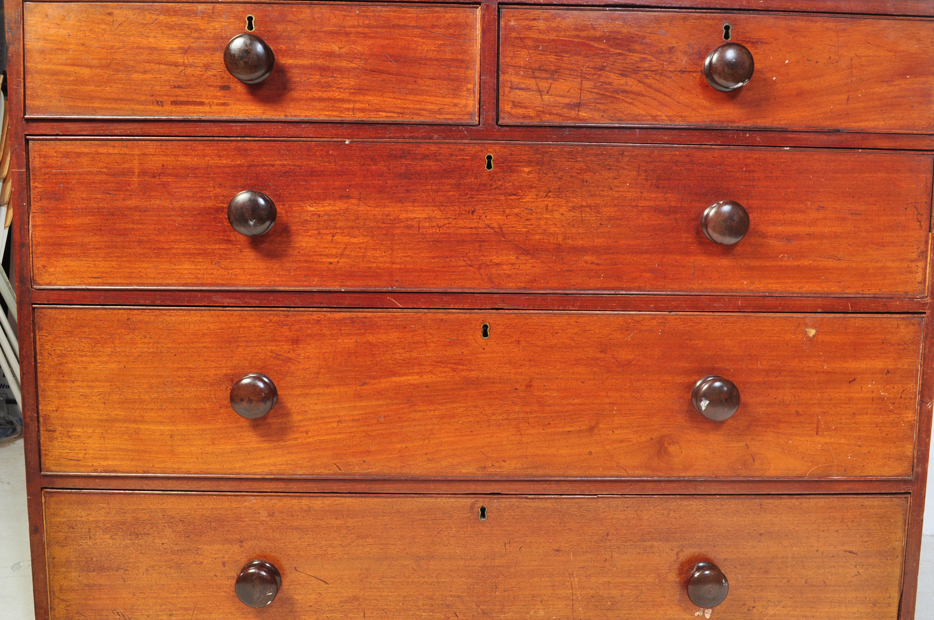 19TH CENTURY VICTORIAN MAHOGANY CHEST OF DRAWERS - Image 6 of 7