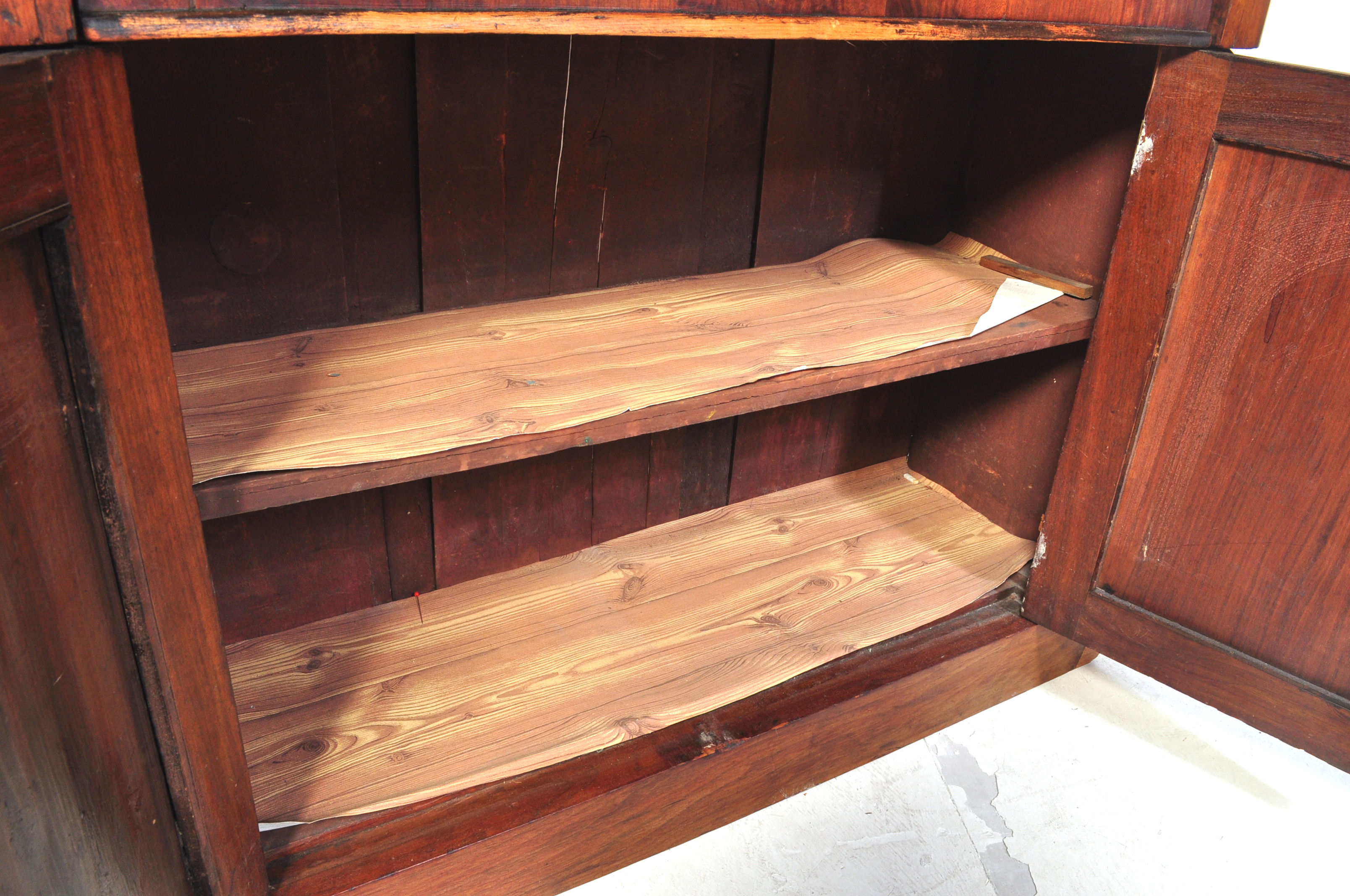 19TH CENTURY VICTORIAN MAHOGANY CHIFFONIER / CREDENZA - Image 7 of 12