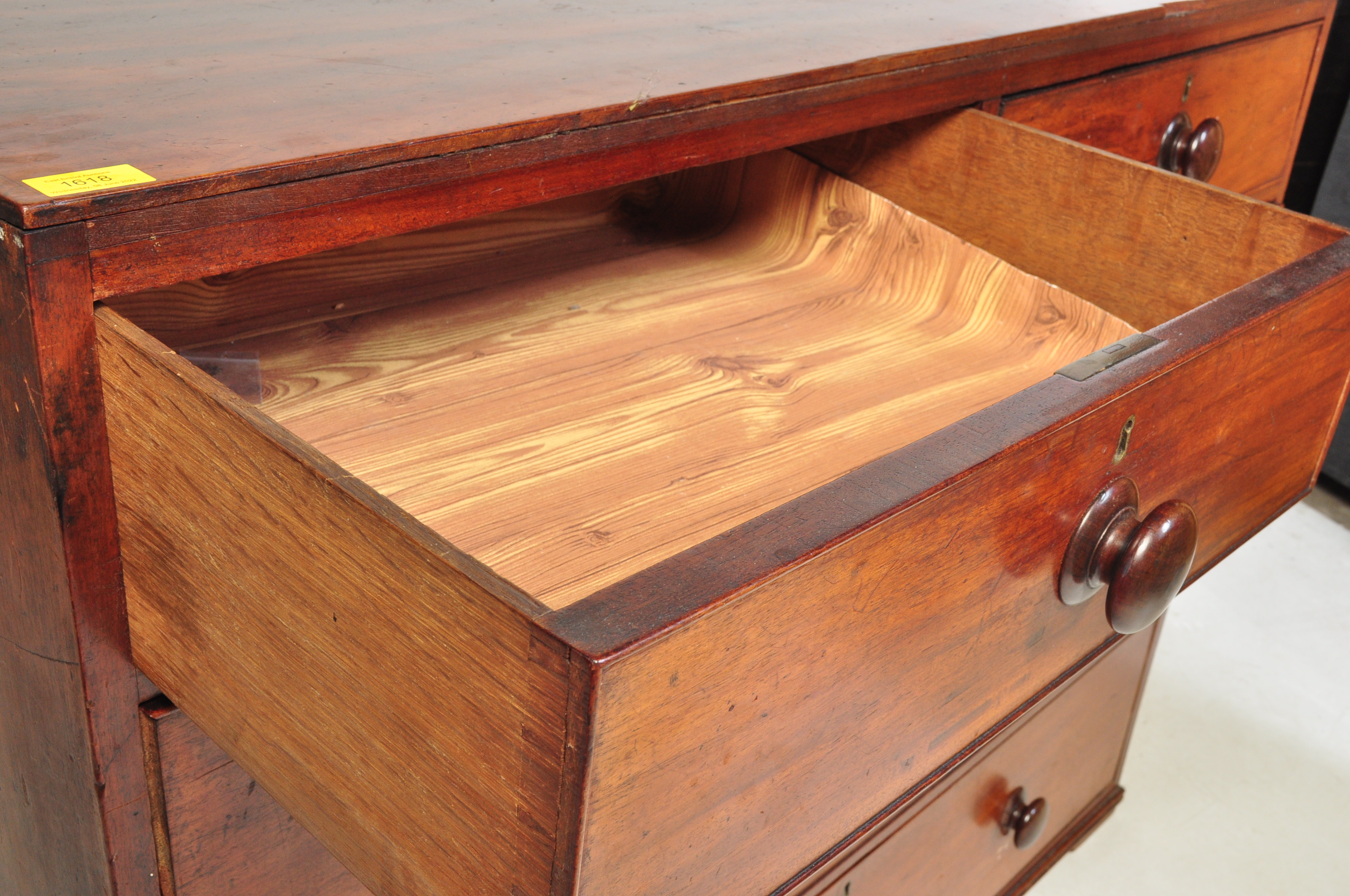 19TH CENTURY VICTORIAN MAHOGANY CHEST OF DRAWERS - Image 4 of 7