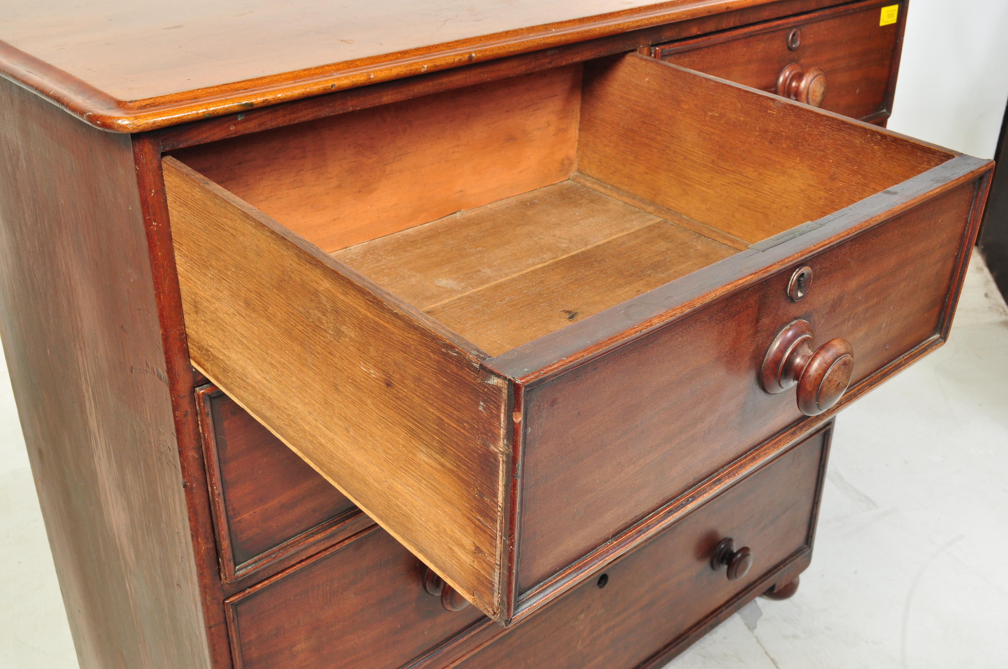 19TH CENTURY MAHOGANY CHEST OF DRAWERS - Image 4 of 9