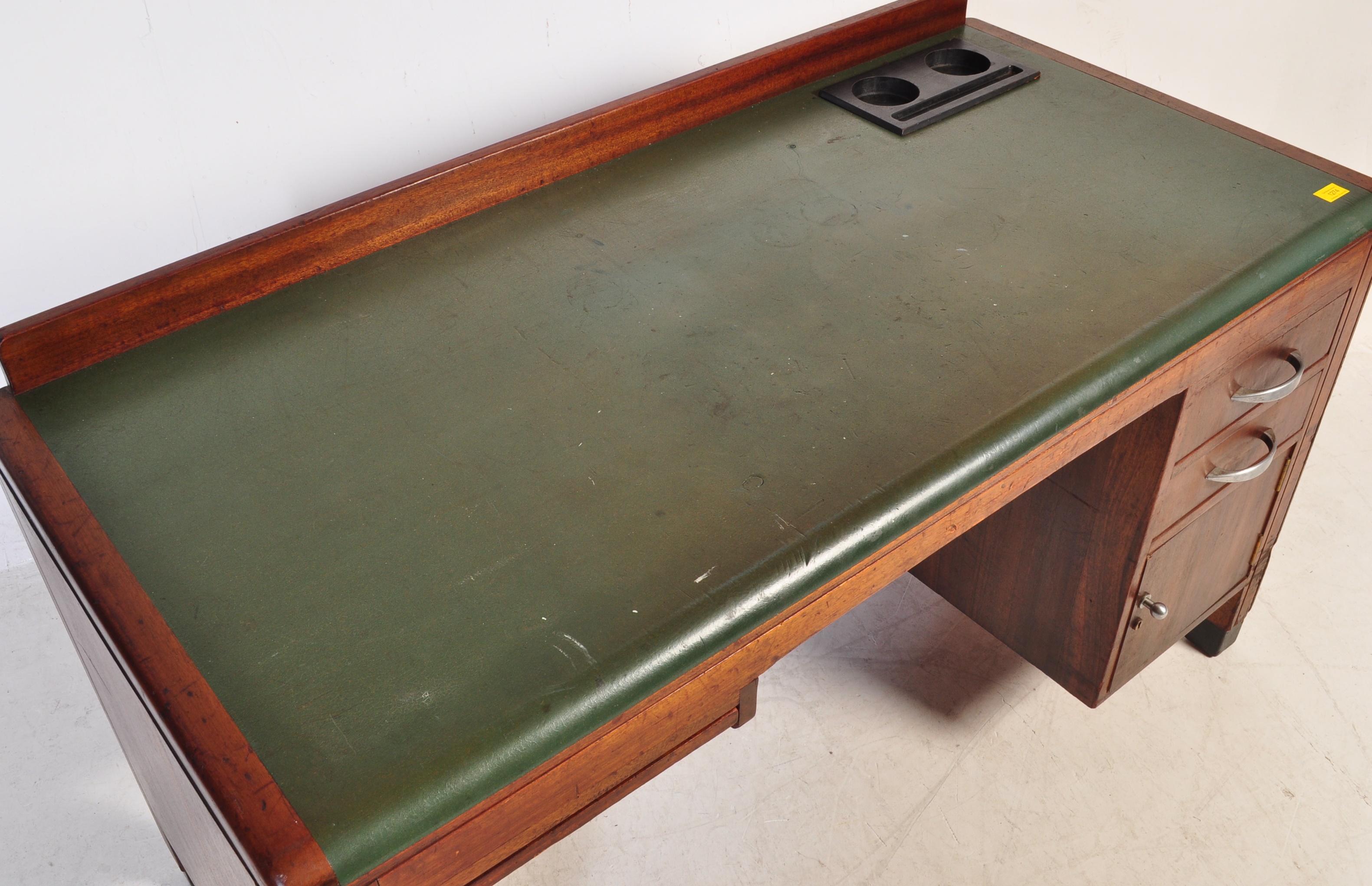 VINTAGE 20TH CENTURY OAK DESK WITH GREEN LEATHER WRITING SKIVER - Image 3 of 9