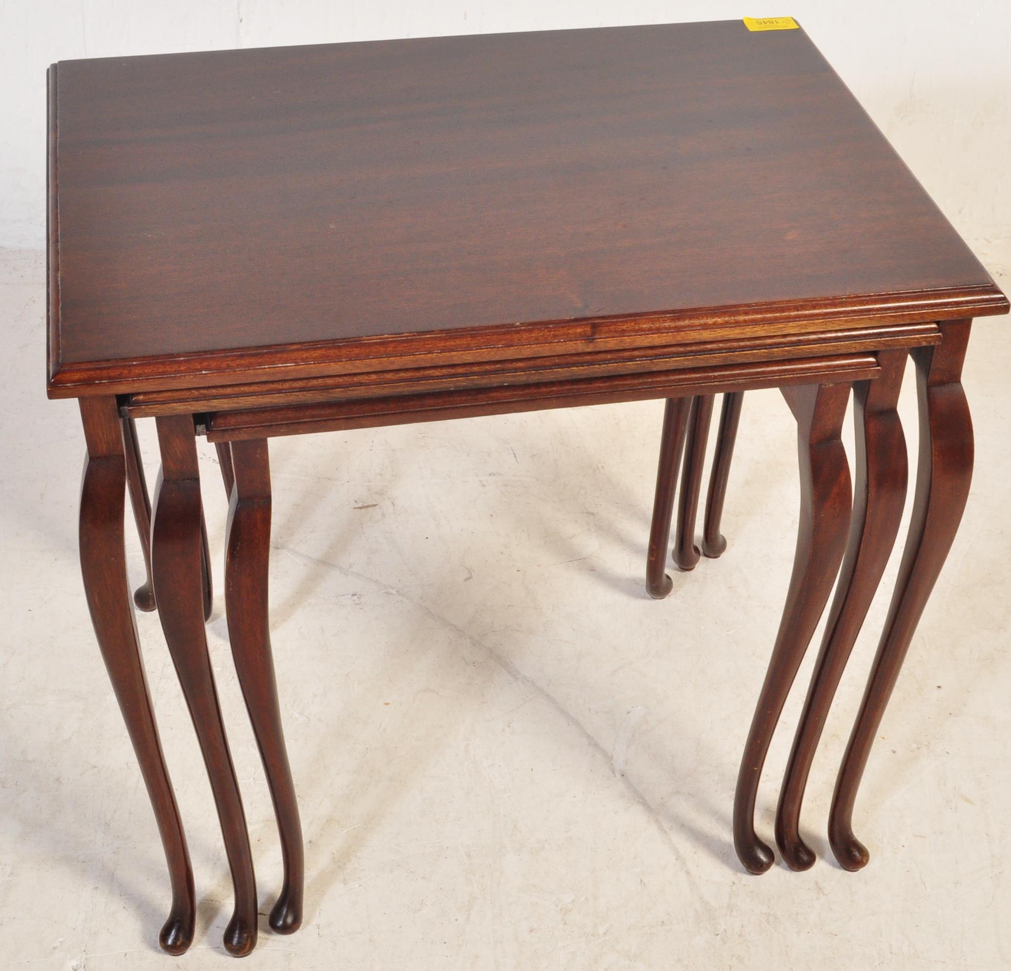 VINTAGE 1940S MAHOGANY COFFEE TABLE & NEST OF TABLES - Image 3 of 11