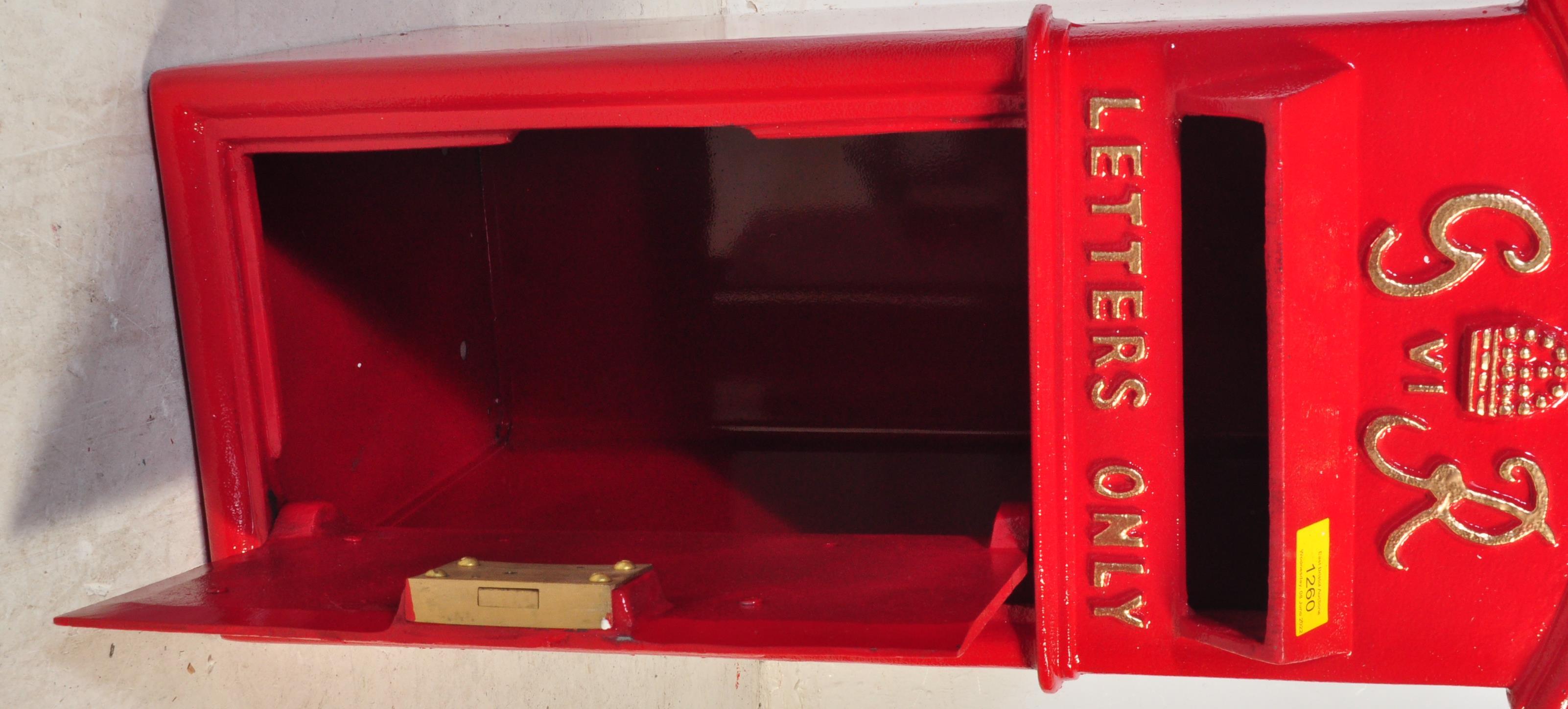 A VINTAGE STYLE CAST IRON RED LETTER BOX - GEORGE VI STYLE - Image 4 of 6