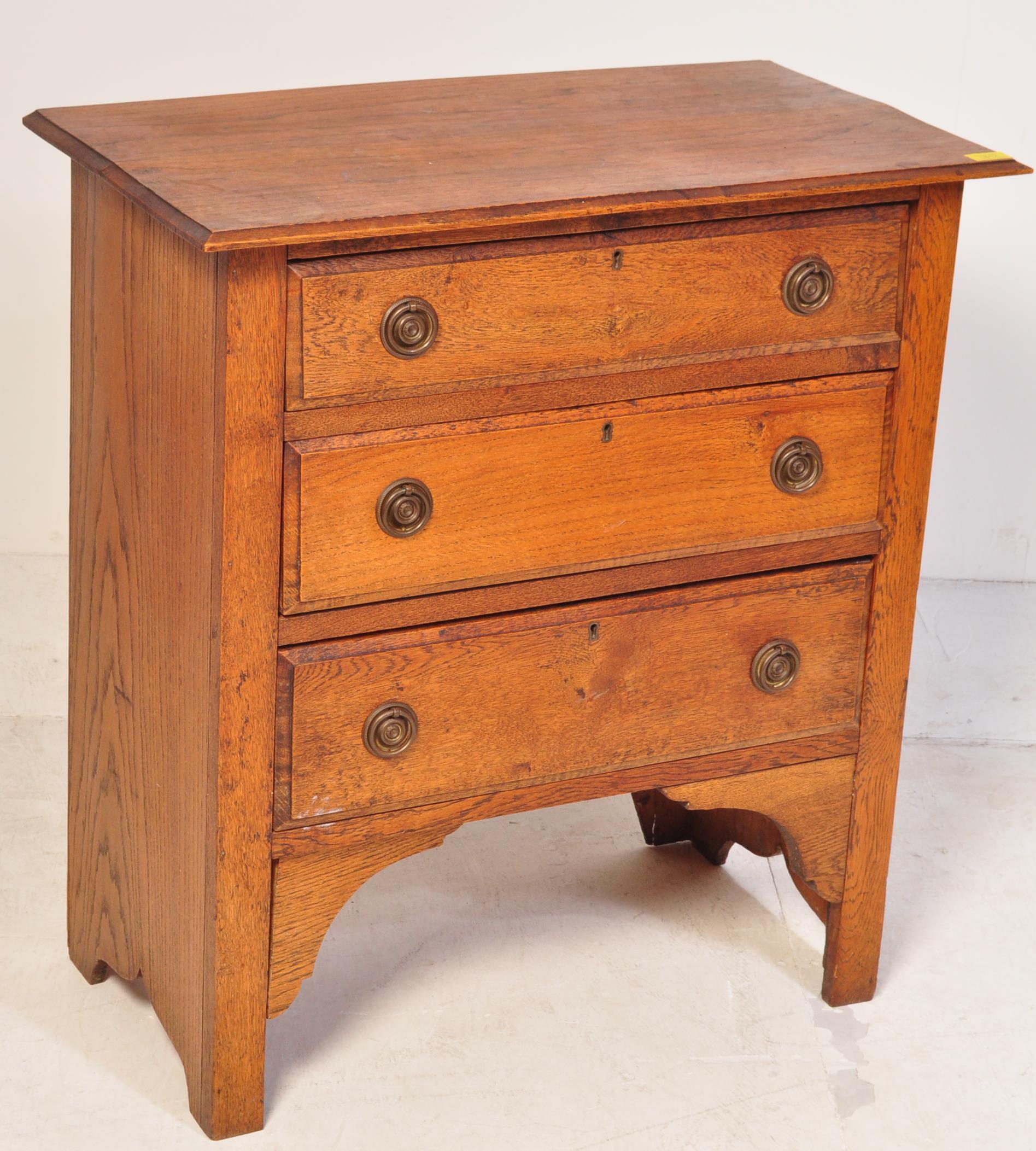 EARLY 20TH CENTURY OAK ARTS AND CRAFTS CHEST OF DRAWERS - Image 2 of 6