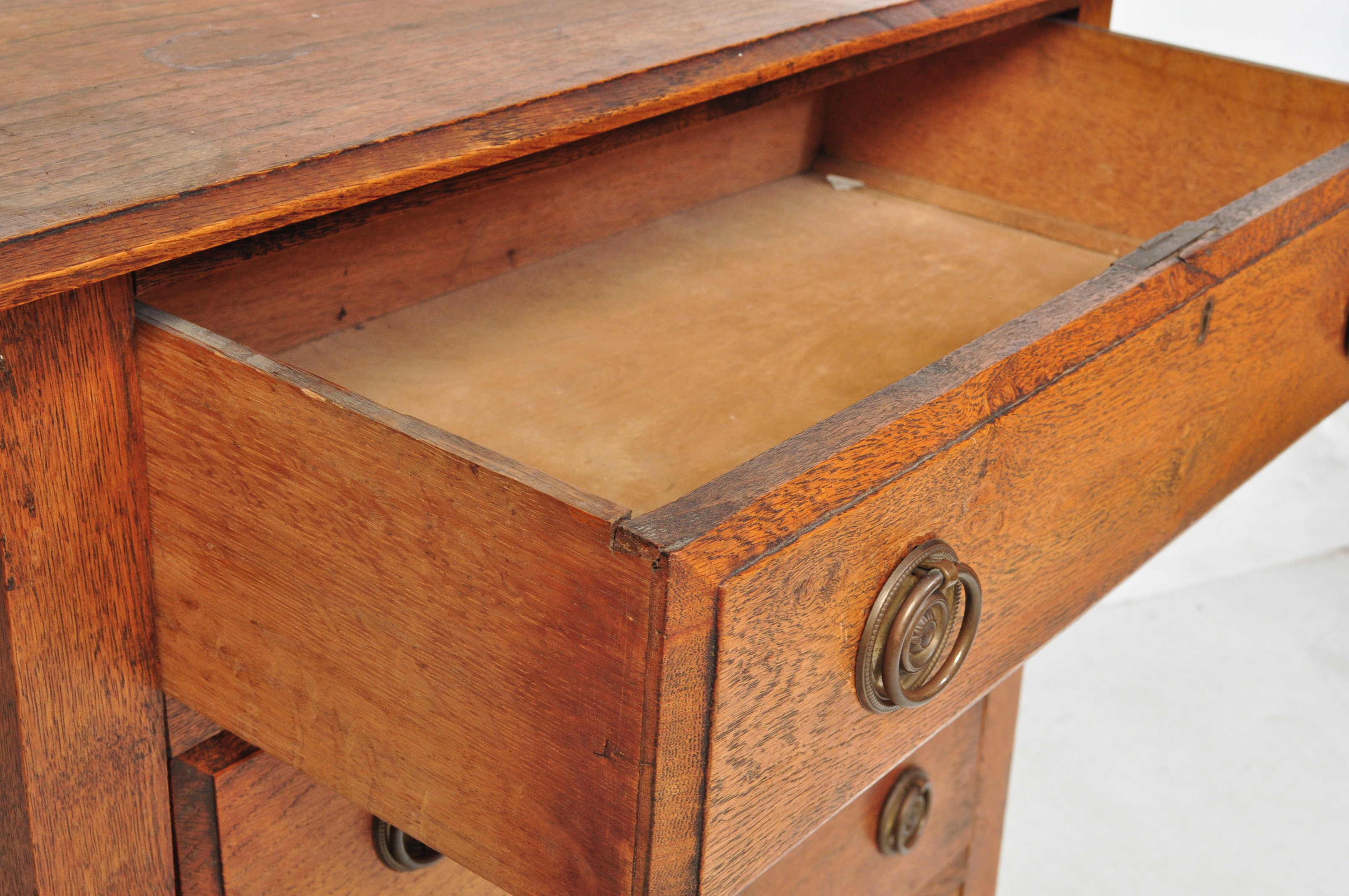 EARLY 20TH CENTURY OAK ARTS AND CRAFTS CHEST OF DRAWERS - Image 4 of 6