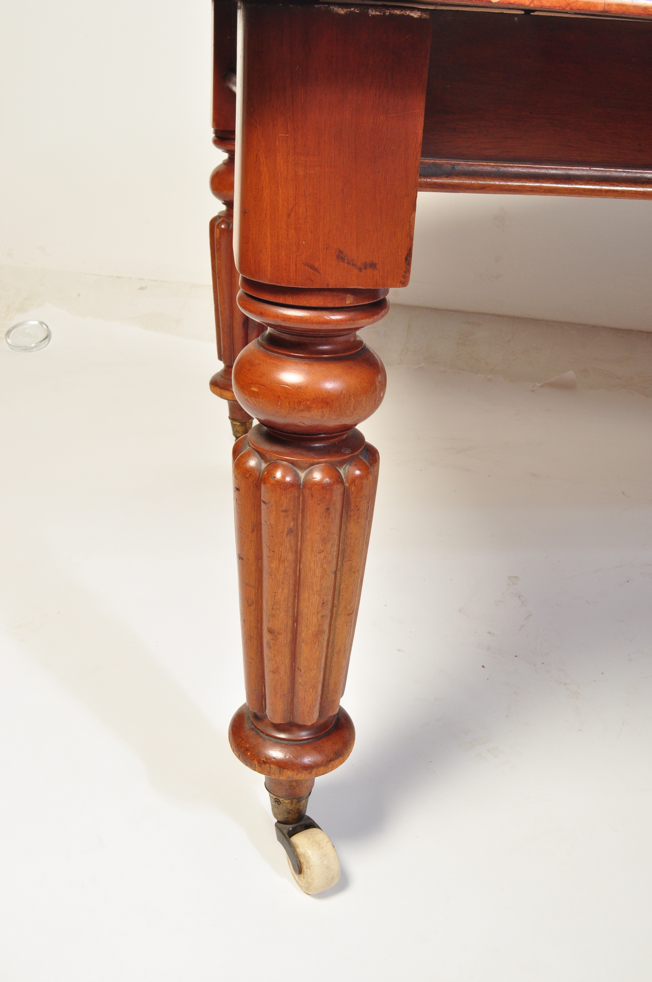 19TH CENTURY VICTORIAN MAHOGANY EXTENDABLE TABLE - Image 4 of 6
