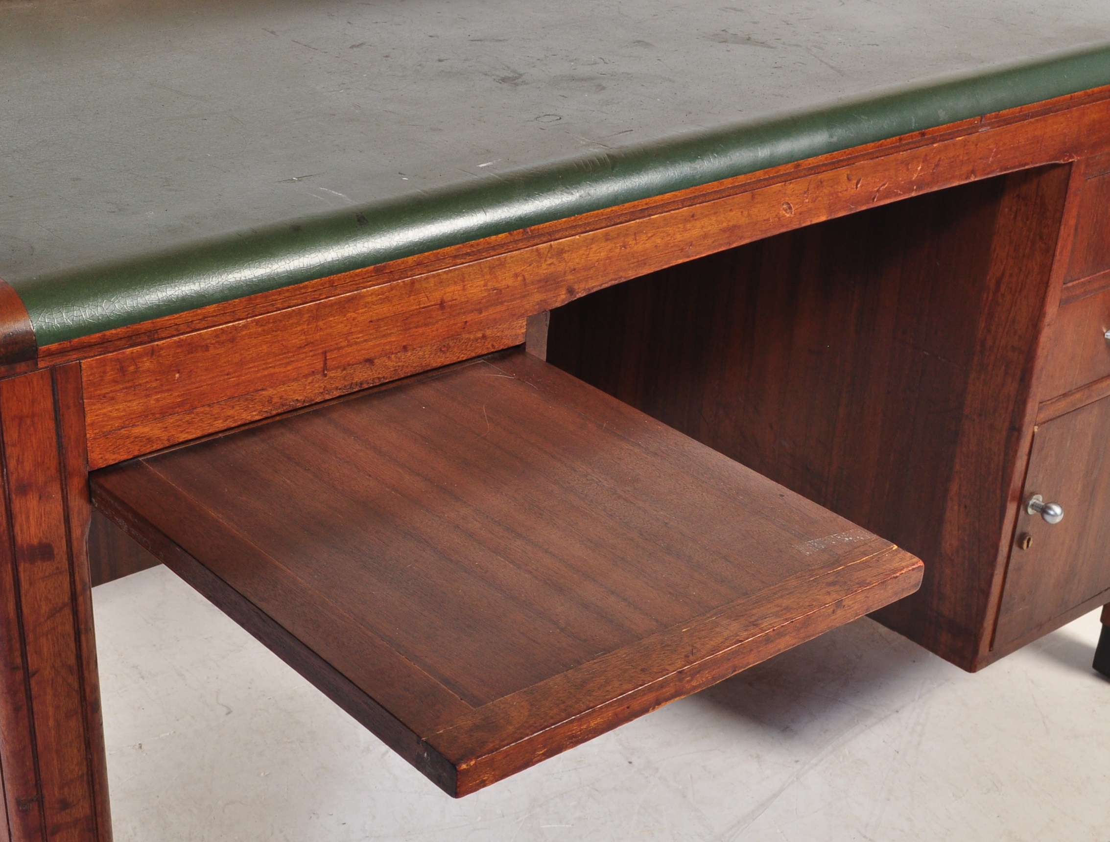 VINTAGE 20TH CENTURY OAK DESK WITH GREEN LEATHER WRITING SKIVER - Image 5 of 9