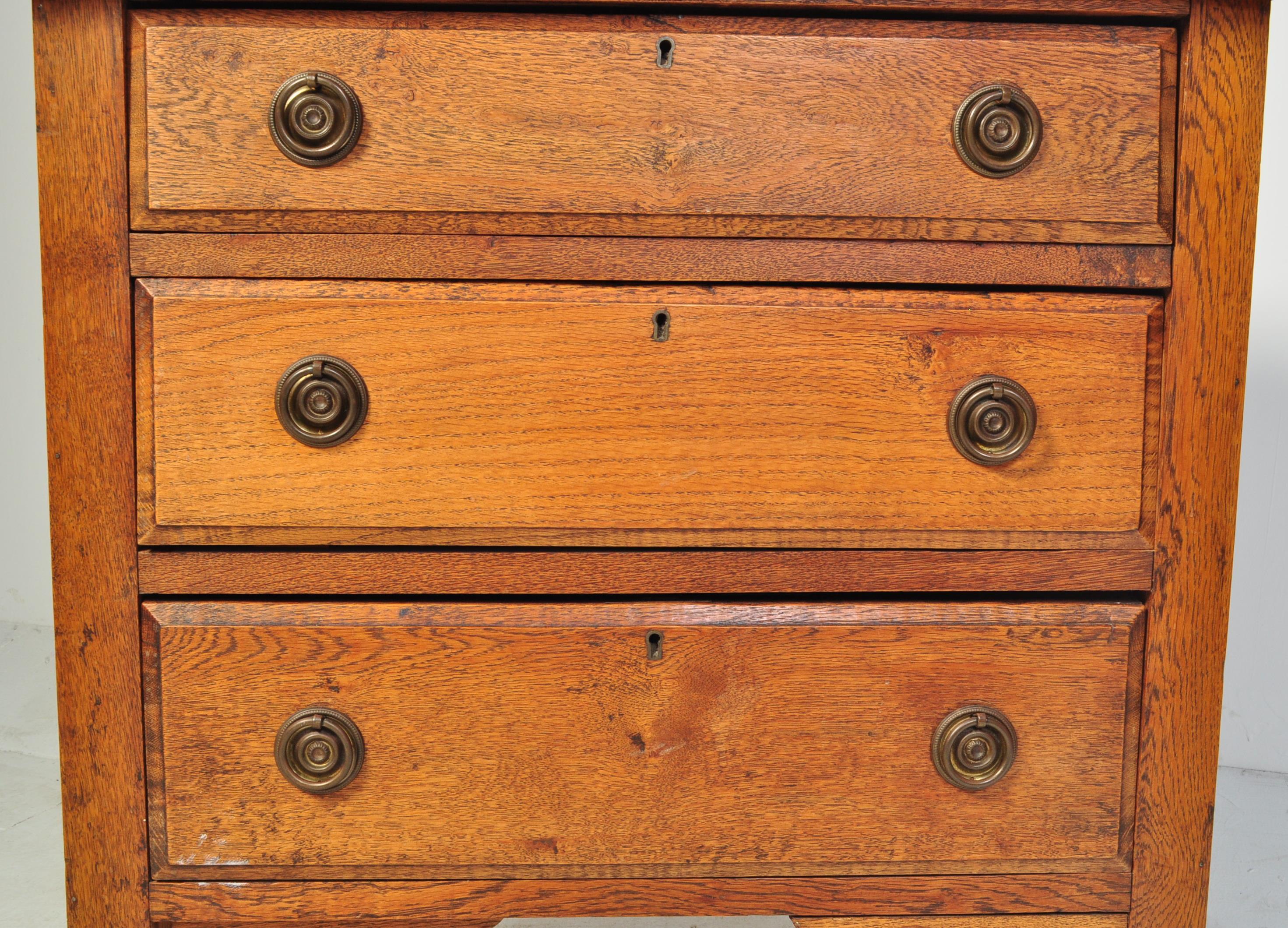 EARLY 20TH CENTURY OAK ARTS AND CRAFTS CHEST OF DRAWERS - Image 5 of 6