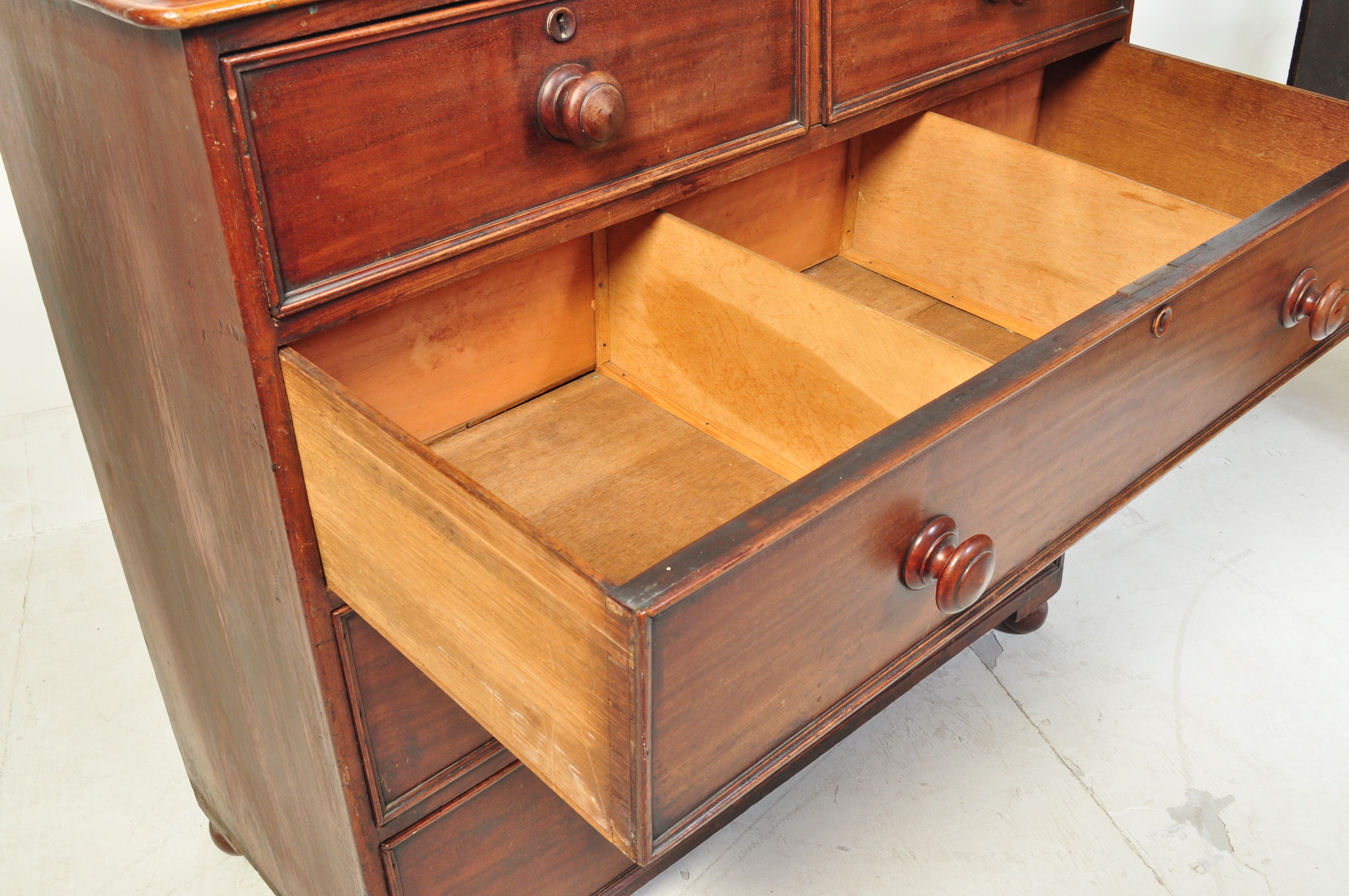 19TH CENTURY MAHOGANY CHEST OF DRAWERS - Image 5 of 9