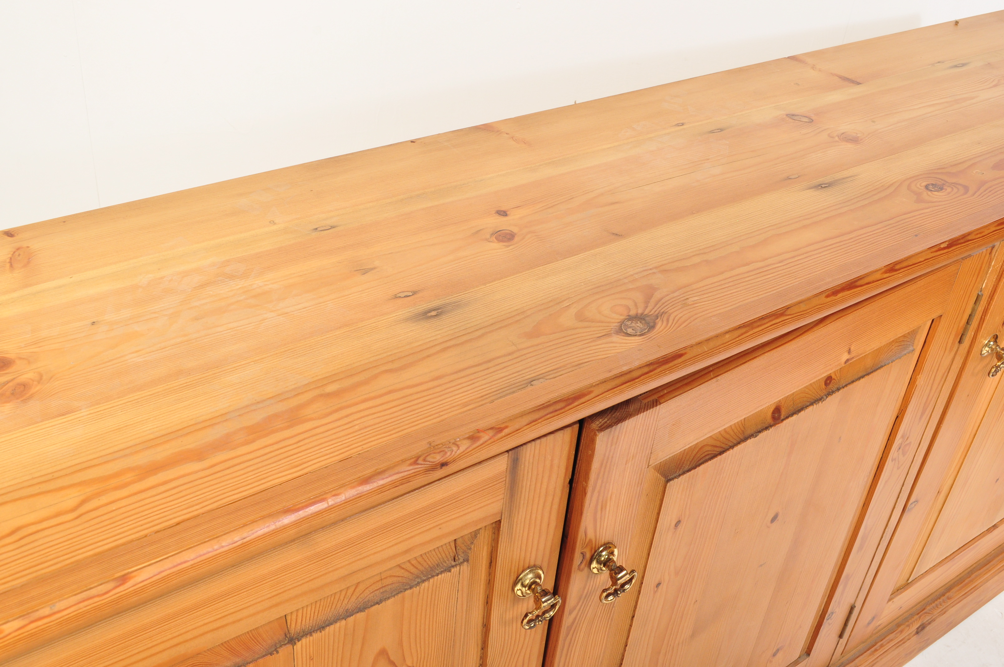 20TH CENTURY COUNTRY PINE KITCHEN DRESSER BASE - Image 3 of 7
