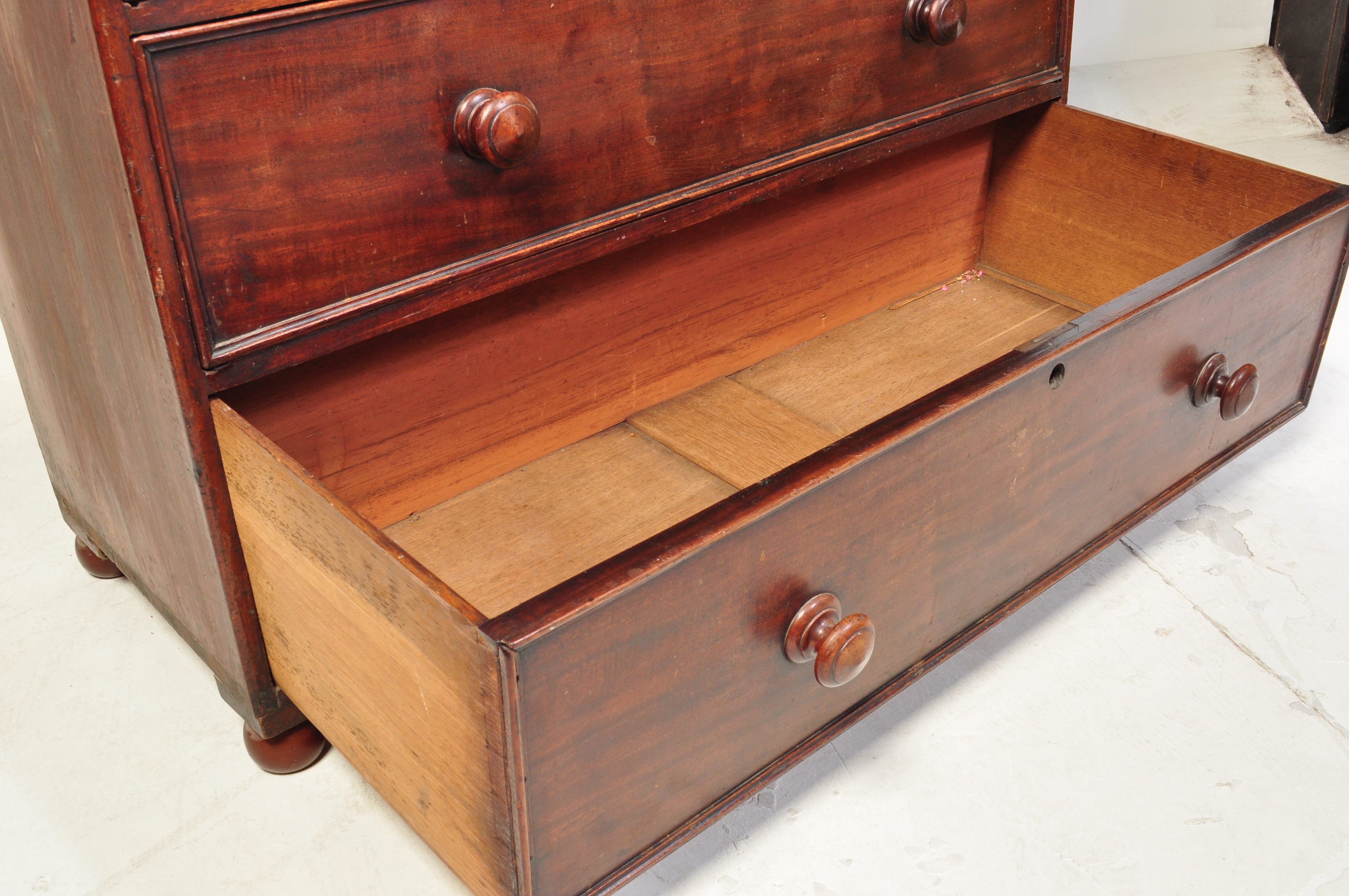 19TH CENTURY MAHOGANY CHEST OF DRAWERS - Image 6 of 9