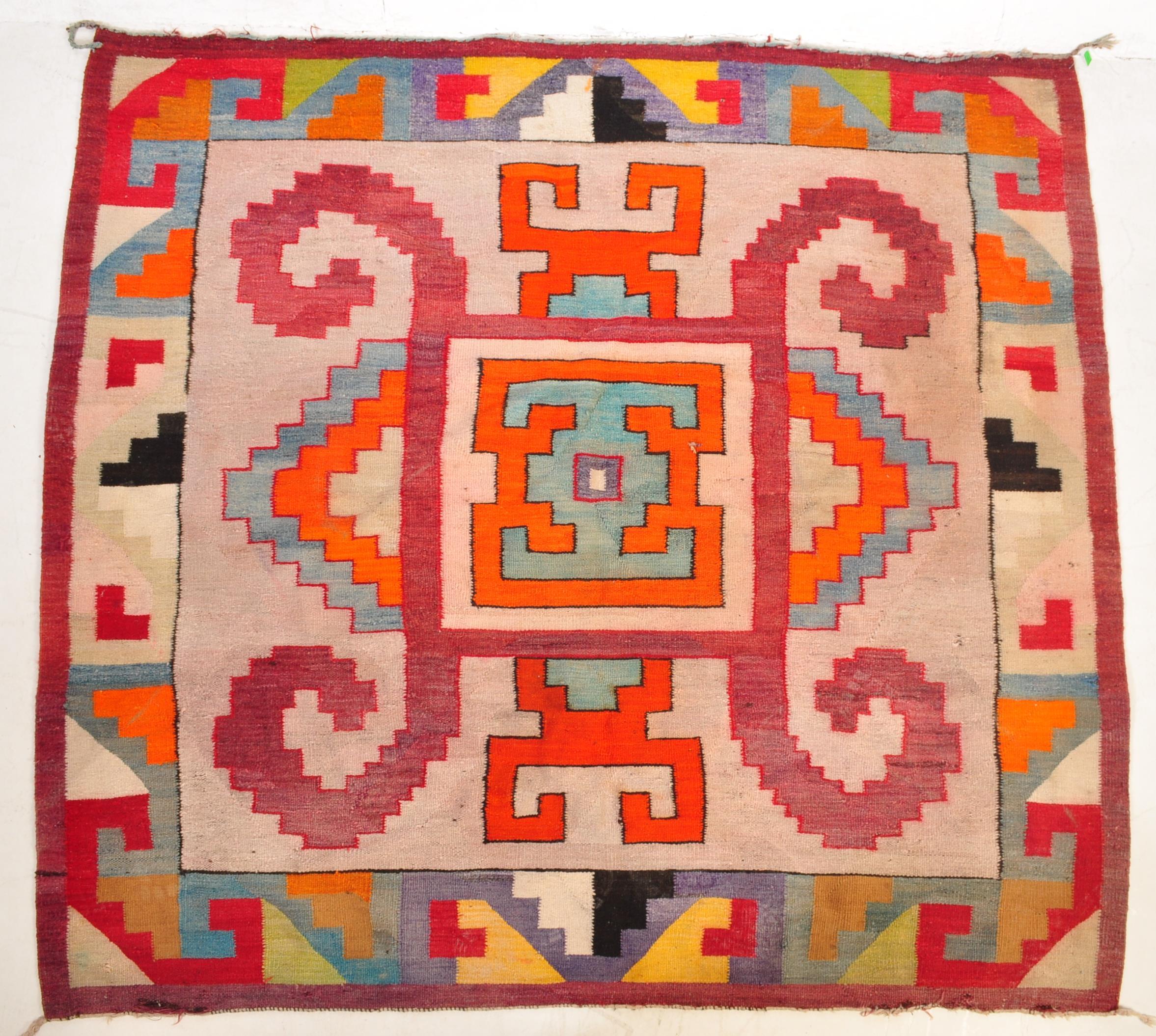 A VINTAGE SOUTH AMERICAN KILIM STYLE NAVAJO FLOOR RUG - Image 2 of 6