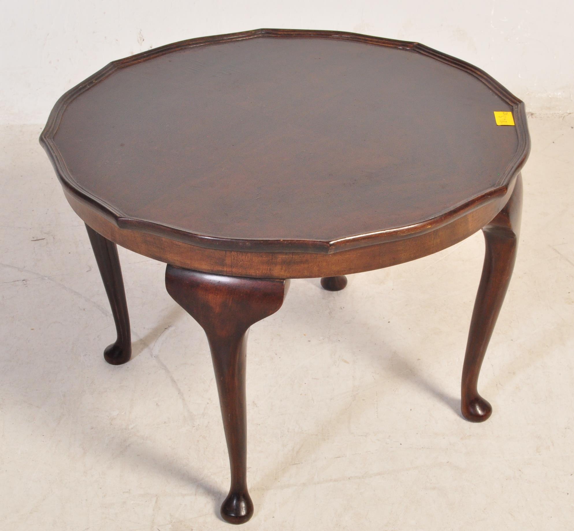 VINTAGE 1940S MAHOGANY COFFEE TABLE & NEST OF TABLES - Image 9 of 11