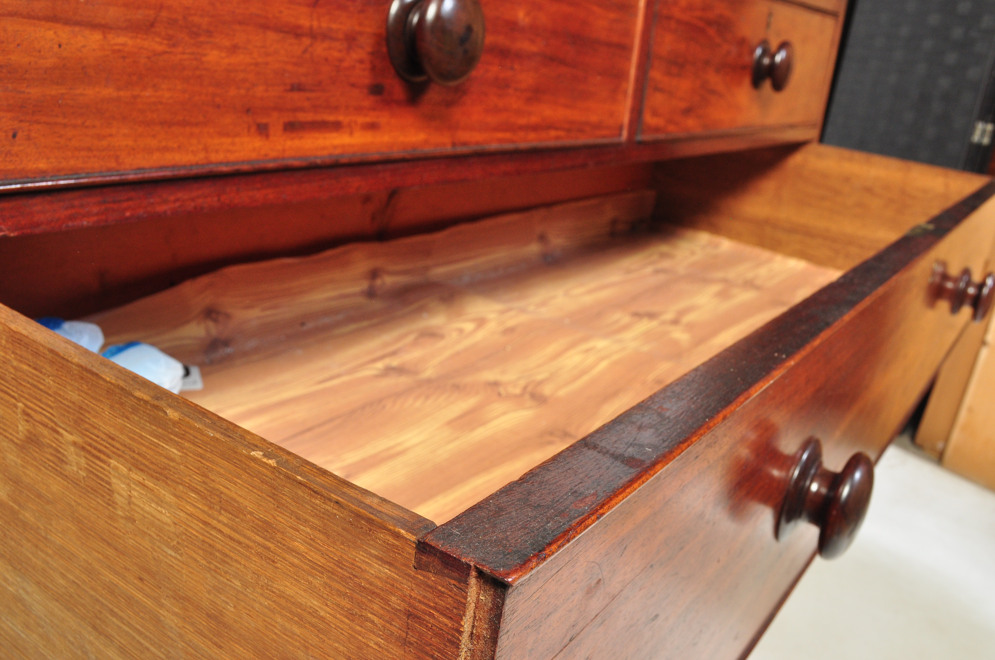 19TH CENTURY VICTORIAN MAHOGANY CHEST OF DRAWERS - Image 5 of 7