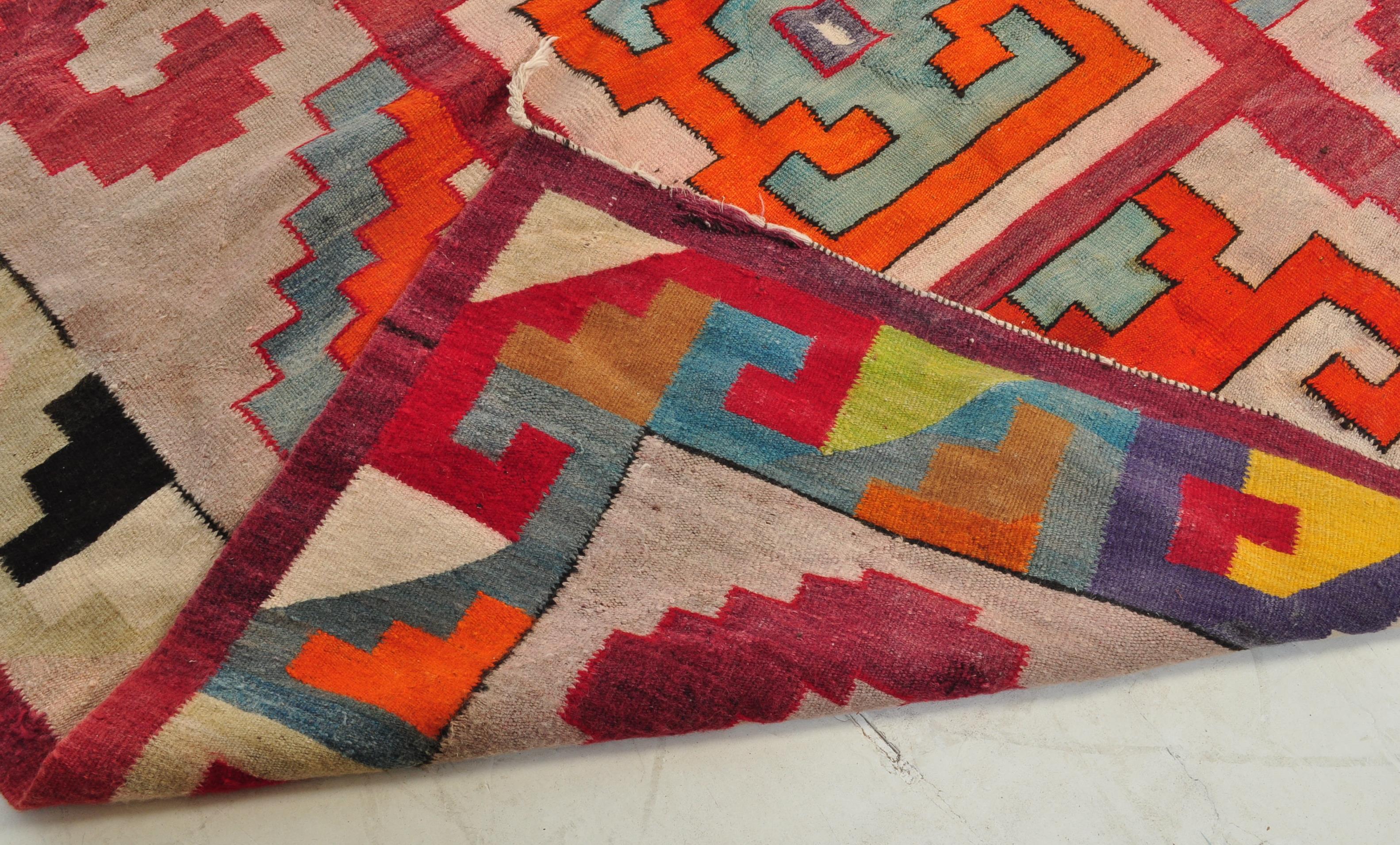 A VINTAGE SOUTH AMERICAN KILIM STYLE NAVAJO FLOOR RUG - Image 6 of 6