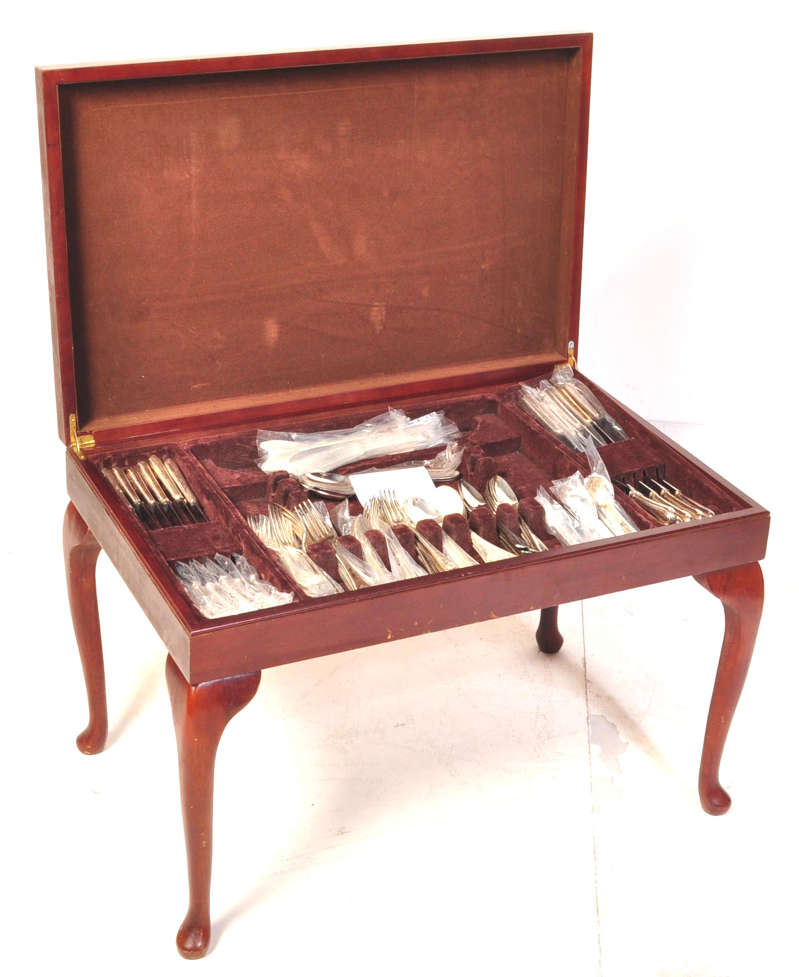 EARLY 20TH CENTURY MAHOGANY CUTLERY CANTEEN & CONTENTS