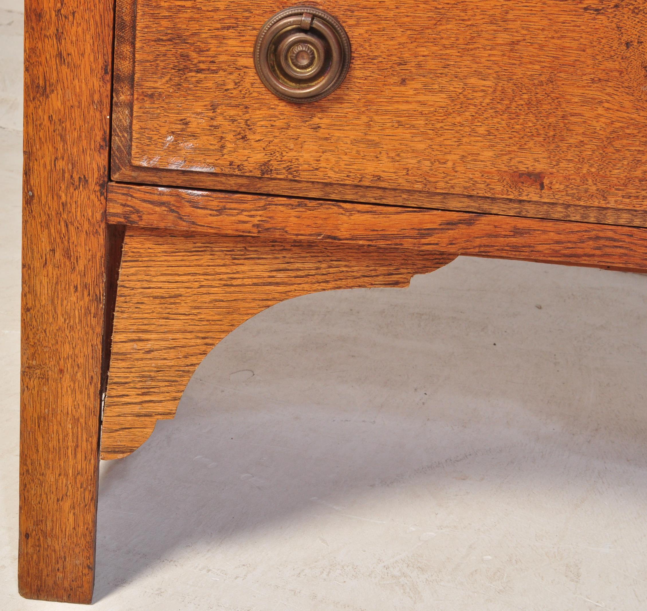 EARLY 20TH CENTURY OAK ARTS AND CRAFTS CHEST OF DRAWERS - Image 6 of 6