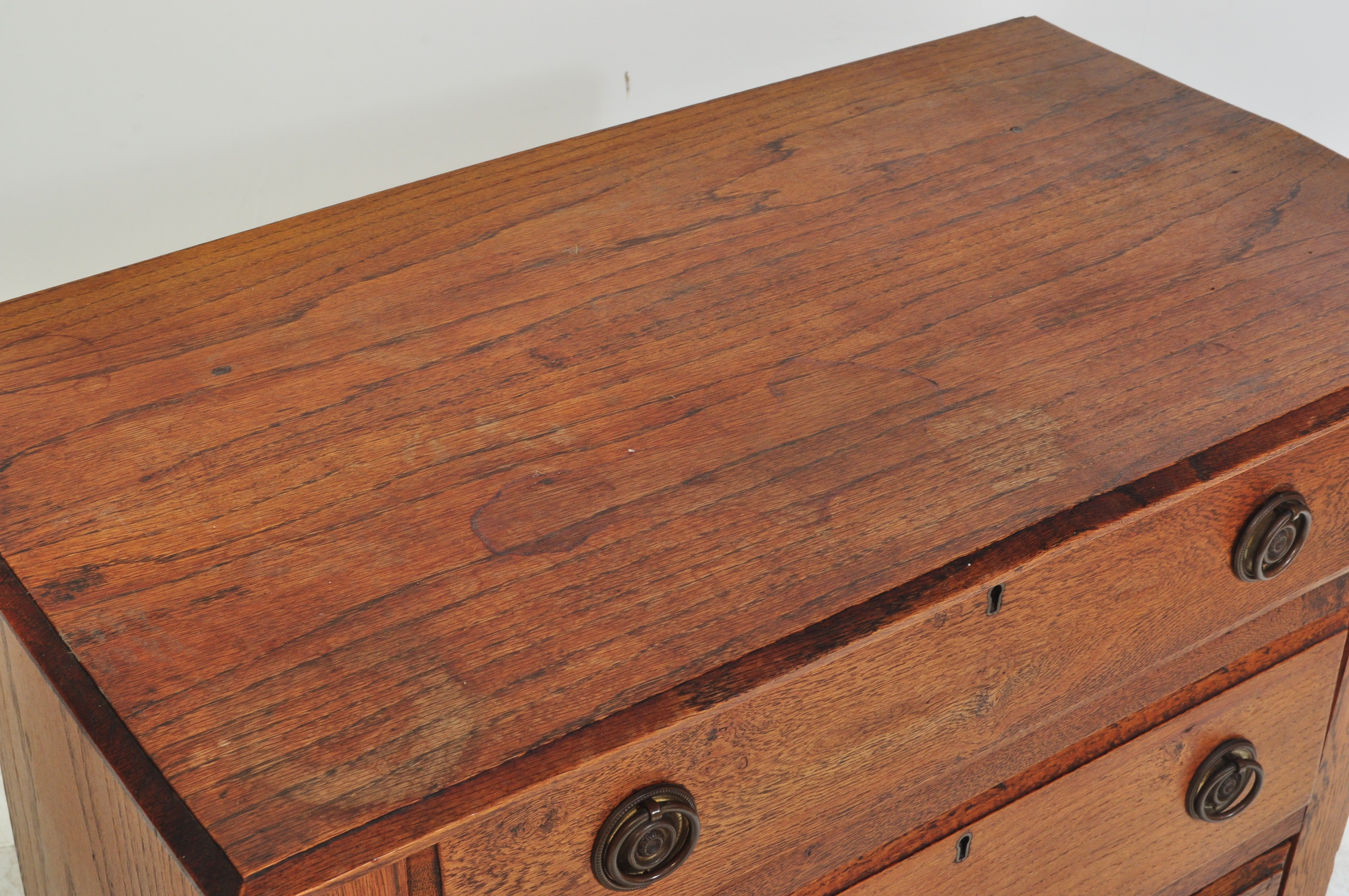 EARLY 20TH CENTURY OAK ARTS AND CRAFTS CHEST OF DRAWERS - Image 3 of 6