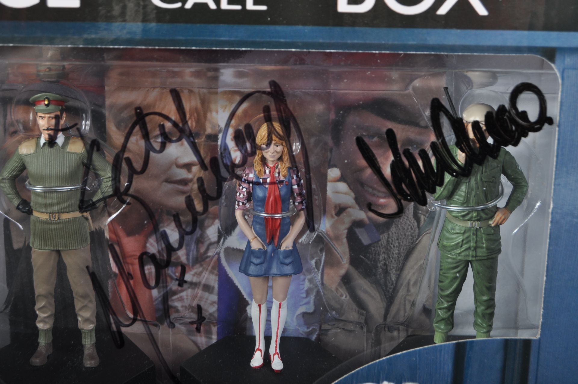 DOCTOR WHO - THIRD DOCTOR - DOUBLE SIGNED ACTION FIGURE SET - Bild 2 aus 3