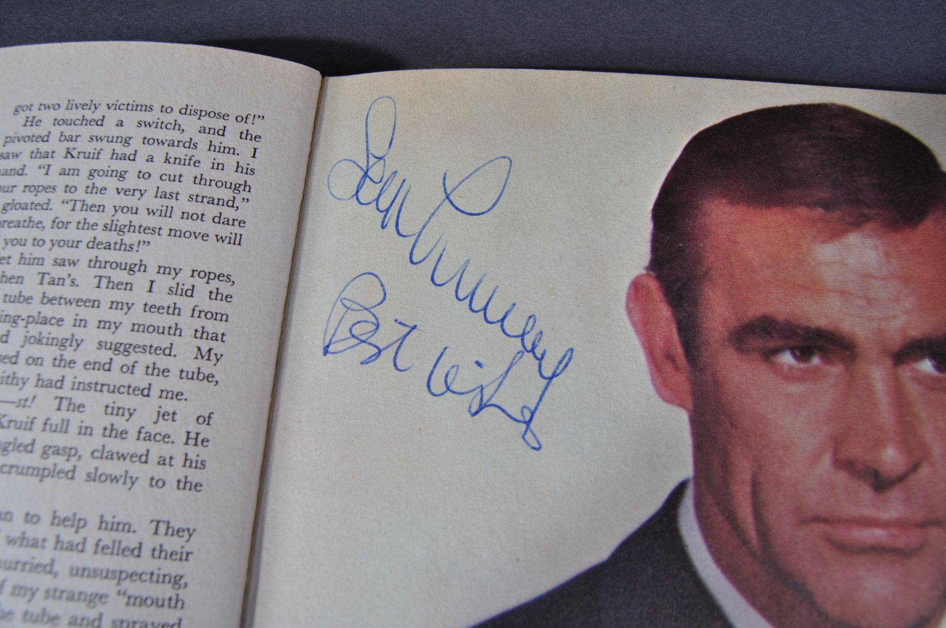 JAMES BOND - SEAN CONNERY (1930-2020) - SIGNED VINTAGE BOND ANNUAL - Bild 4 aus 9