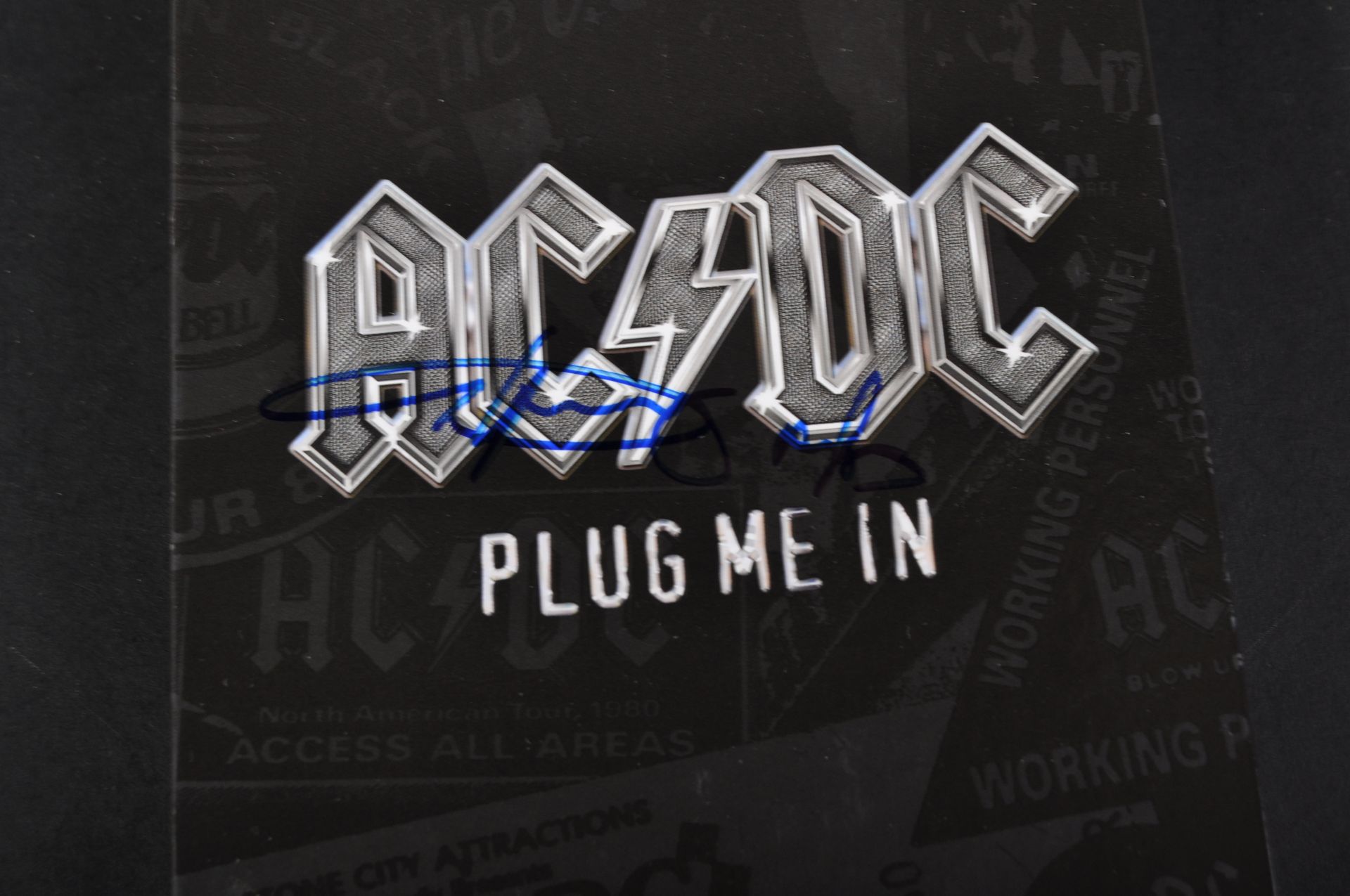 AC / DC - ANGUS YOUNG - AUTOGRAPHED PLUG ME IN DVD SET - Bild 2 aus 5