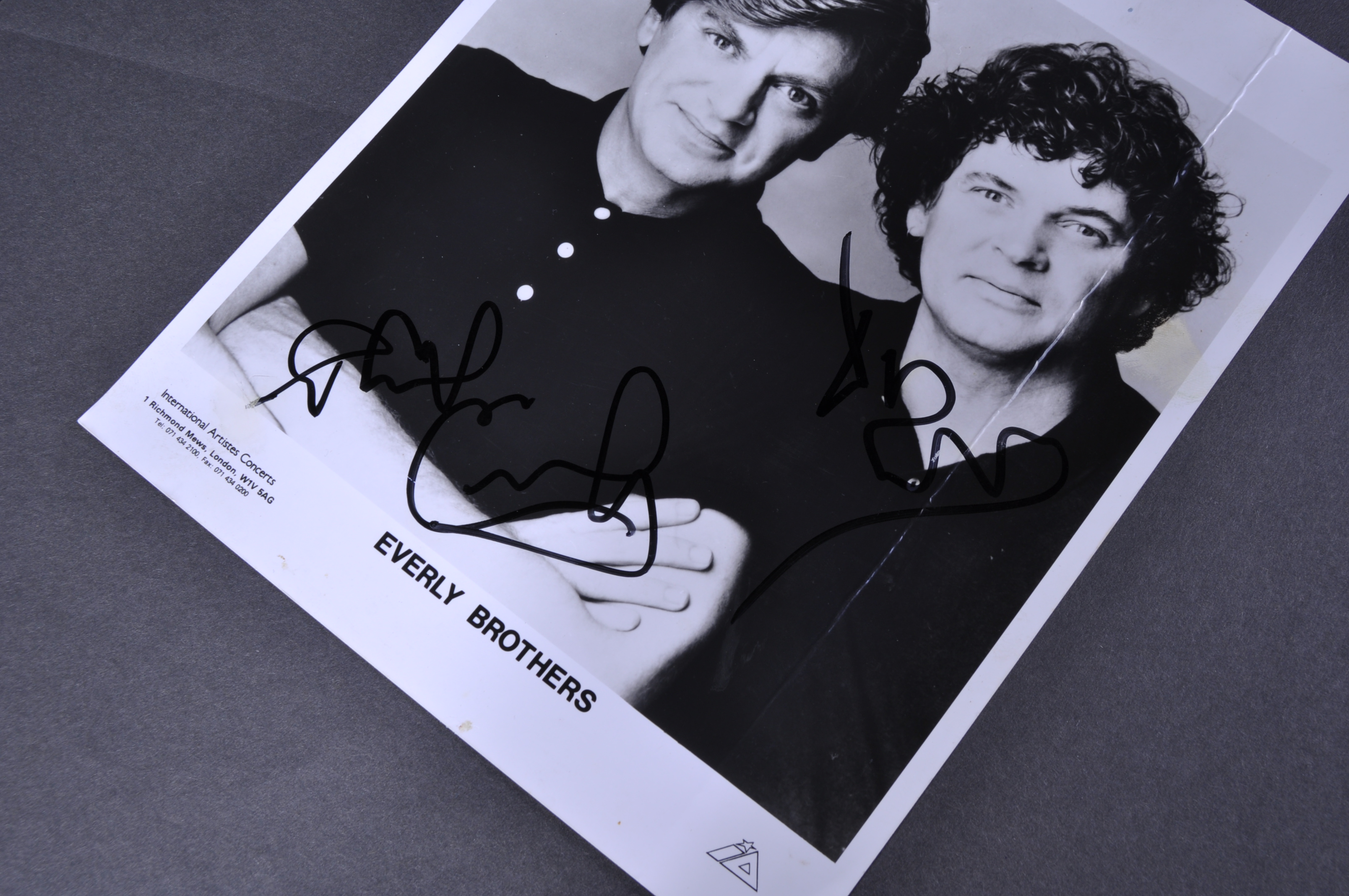 THE EVERLY BROTHERS - AUTOGRAPHED 8X10" PROMO PHOTO - Image 2 of 2