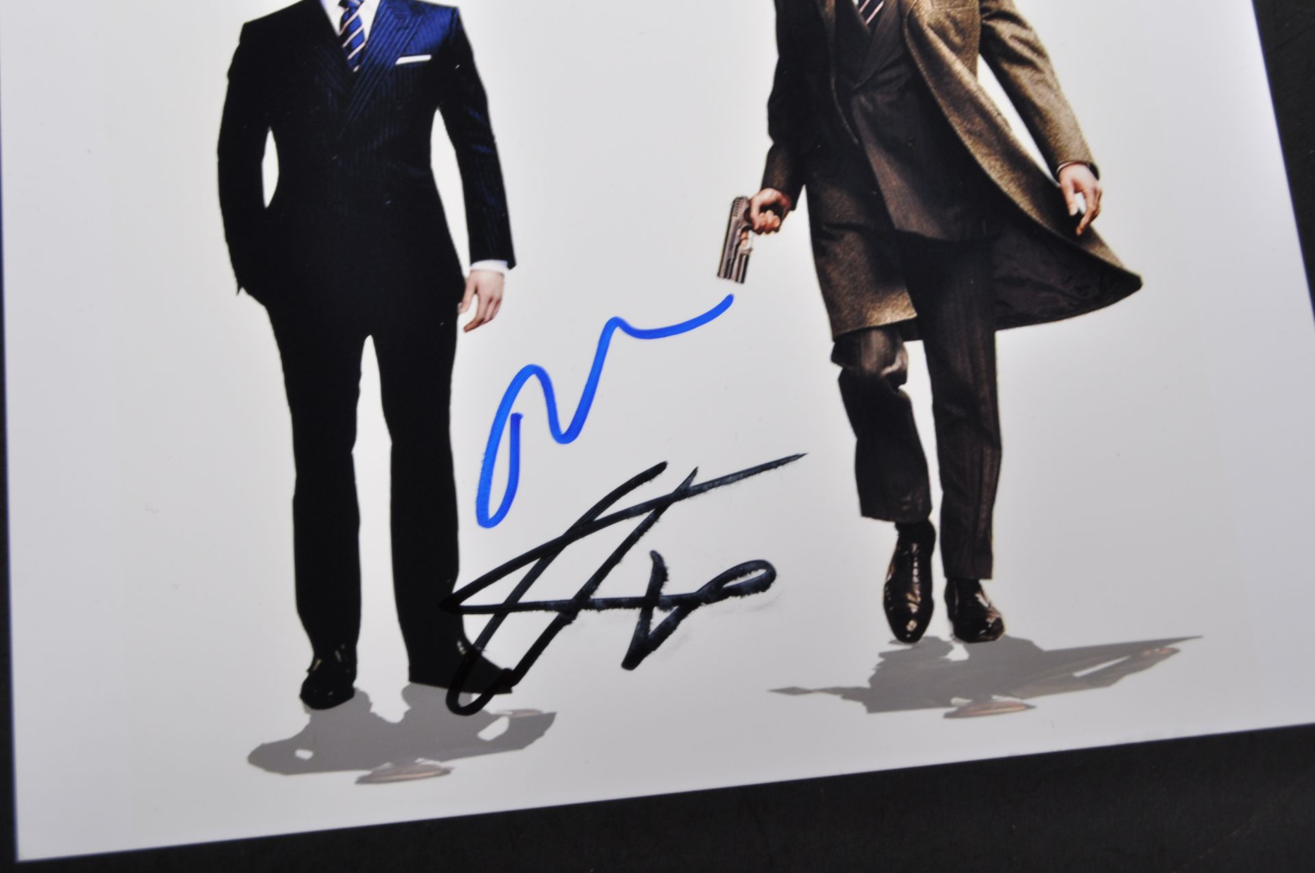 KINGSMAN THE GOLDEN CIRCLE (2017) - DUAL SIGNED PHOTO - AFTAL - Bild 2 aus 2