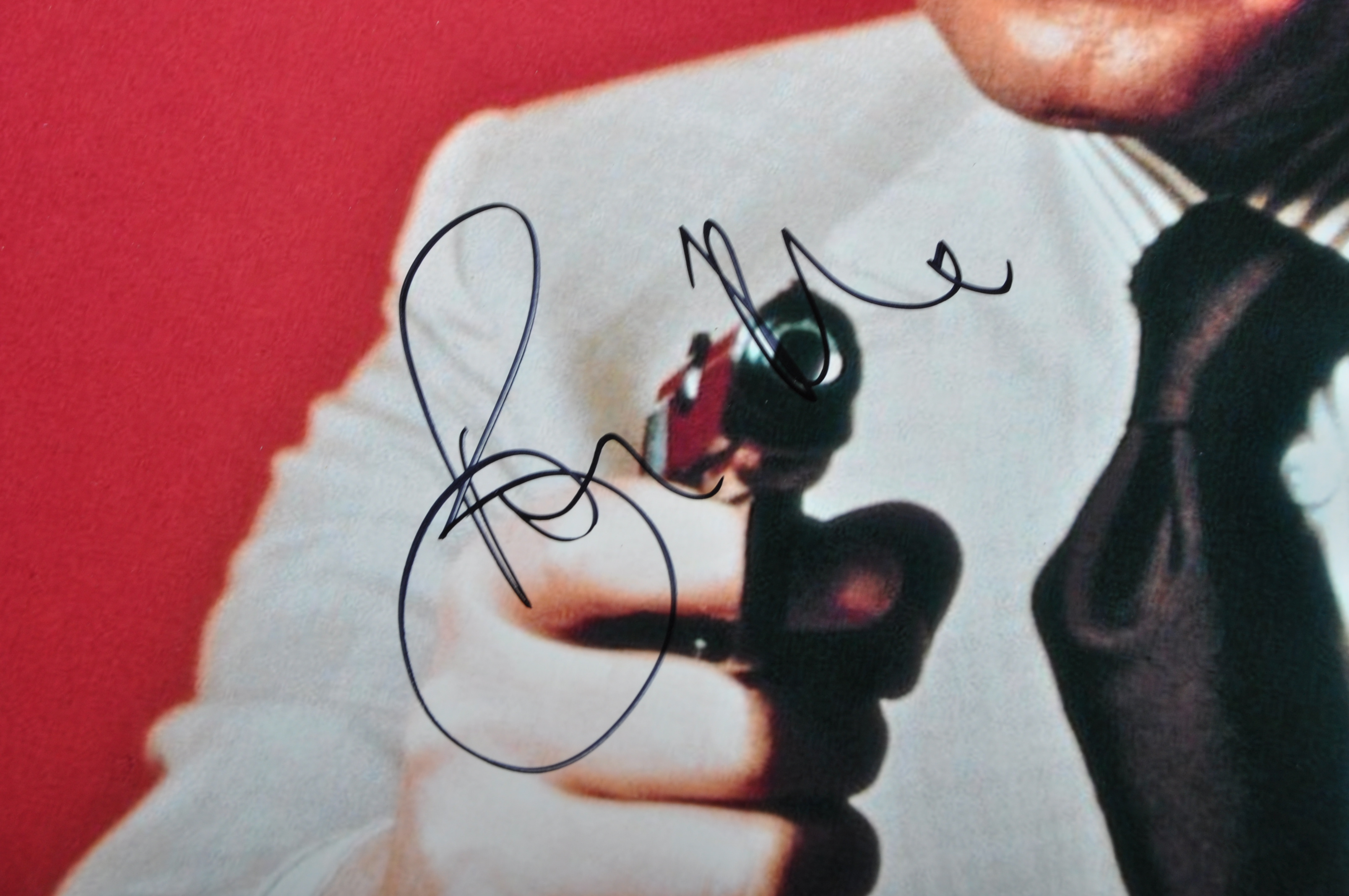 SIR ROGER MOORE - JAMES BOND 007 - AUTOGRAPHED 16X12" - Image 2 of 3