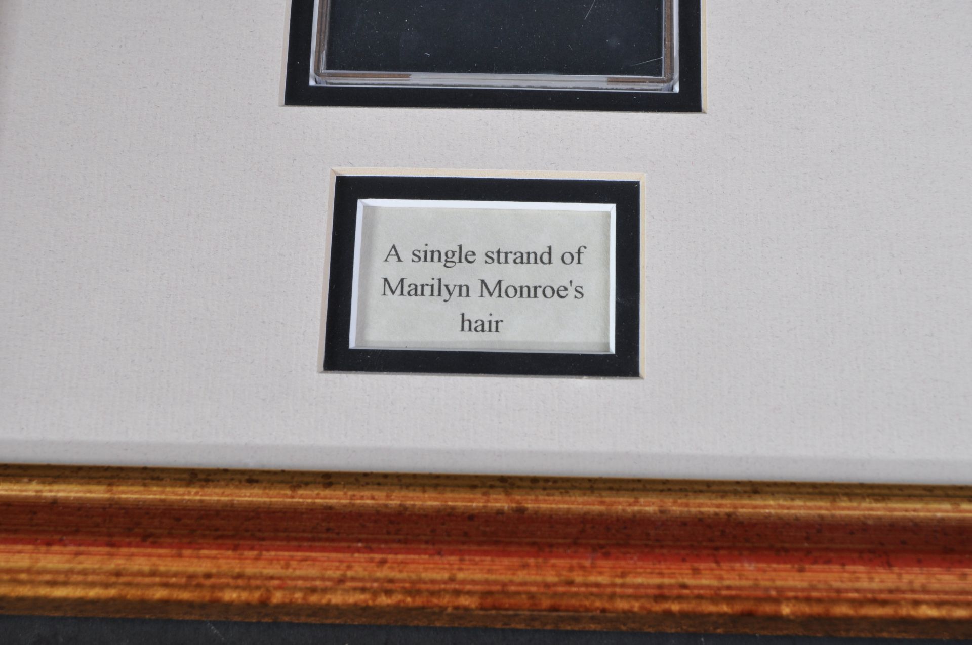 MARILYN MONROE (1926-1962) - STRAND OF HER HAIR - Bild 3 aus 5