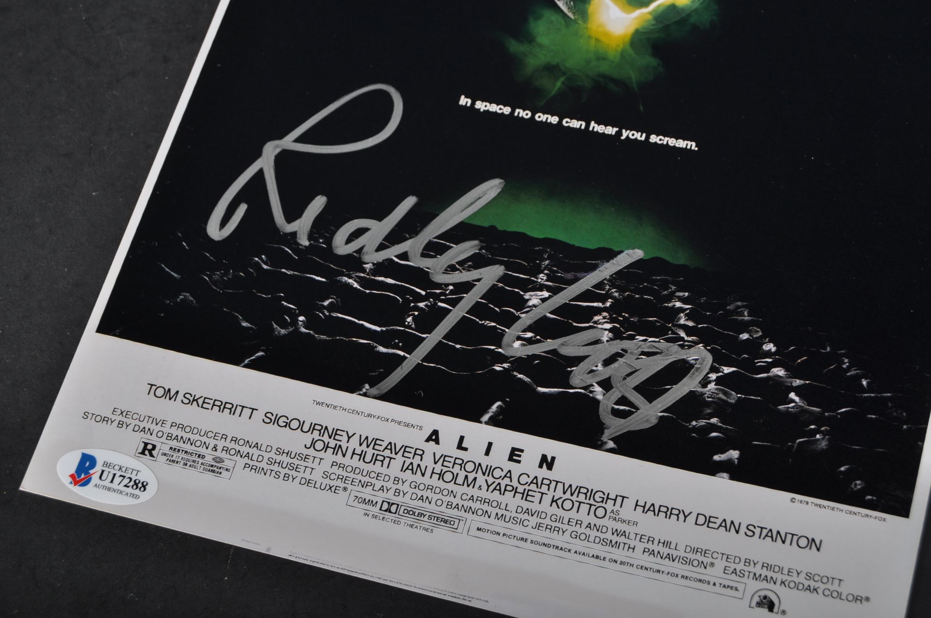 RIDLEY SCOTT - ALIEN - AUTOGRAPHED MINIPOSTER - BECKETT COA - Bild 2 aus 2