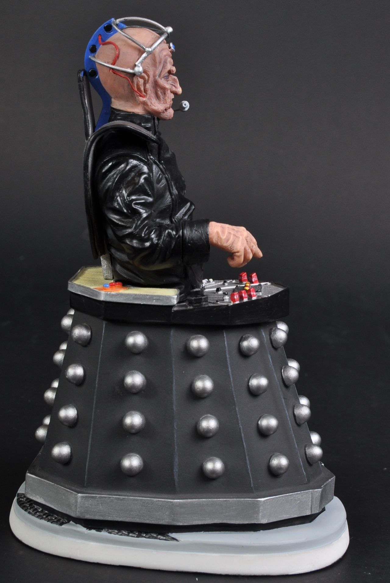 DOCTOR WHO - ROBERT HARROP - LTD ED HAND PAINTED FIGURINE - Image 3 of 6