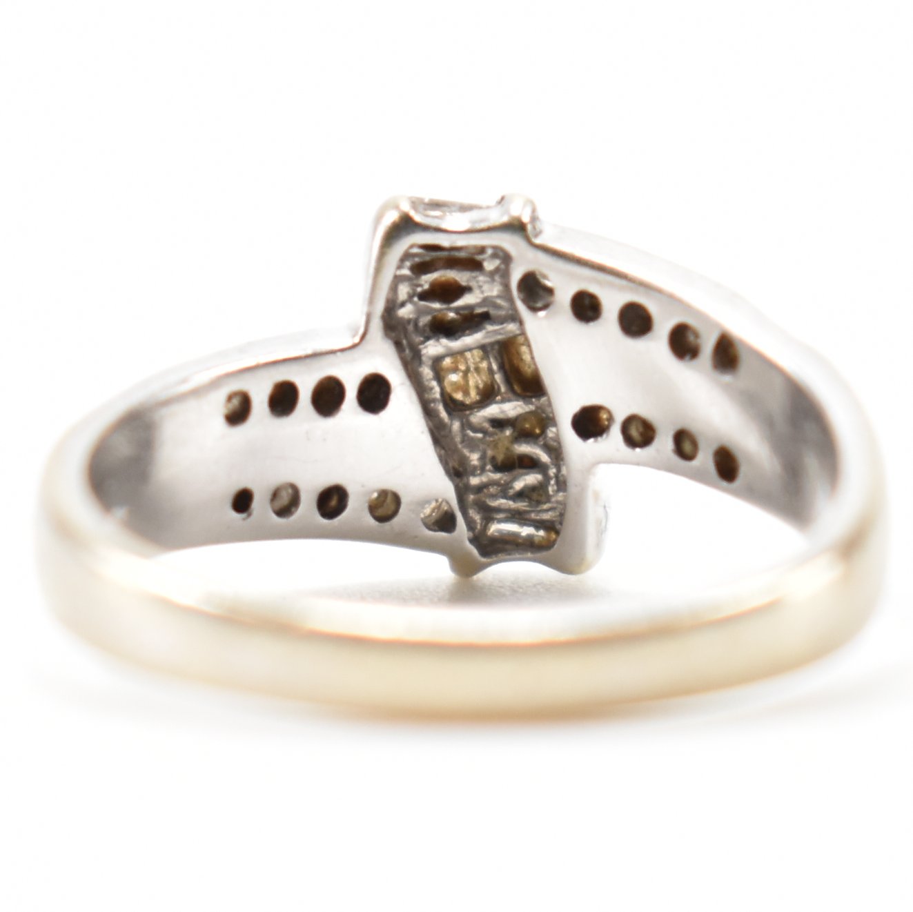 18CT GOLD & DIAMOND CROSSOVER RING - Image 3 of 9