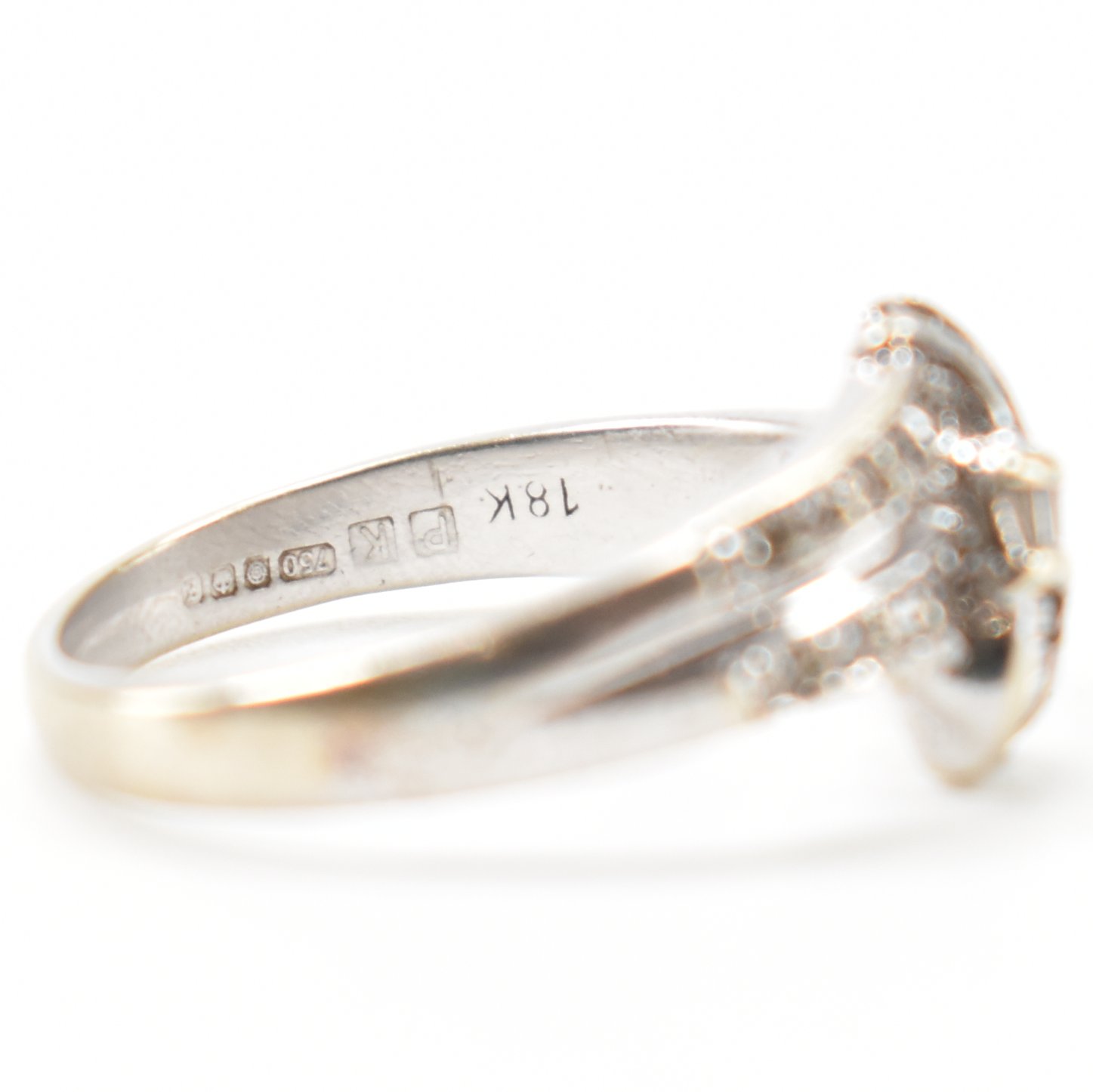 18CT GOLD & DIAMOND CROSSOVER RING - Image 6 of 9