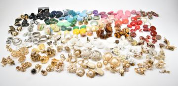 COLLECTION OF VINTAGE EARRINGS & CLIP ON EARRINGS