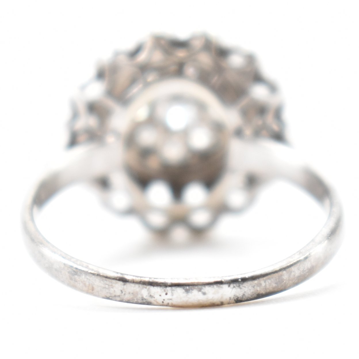 VINTAGE DIAMOND & WHITE METAL CLUSTER RING - Image 4 of 7