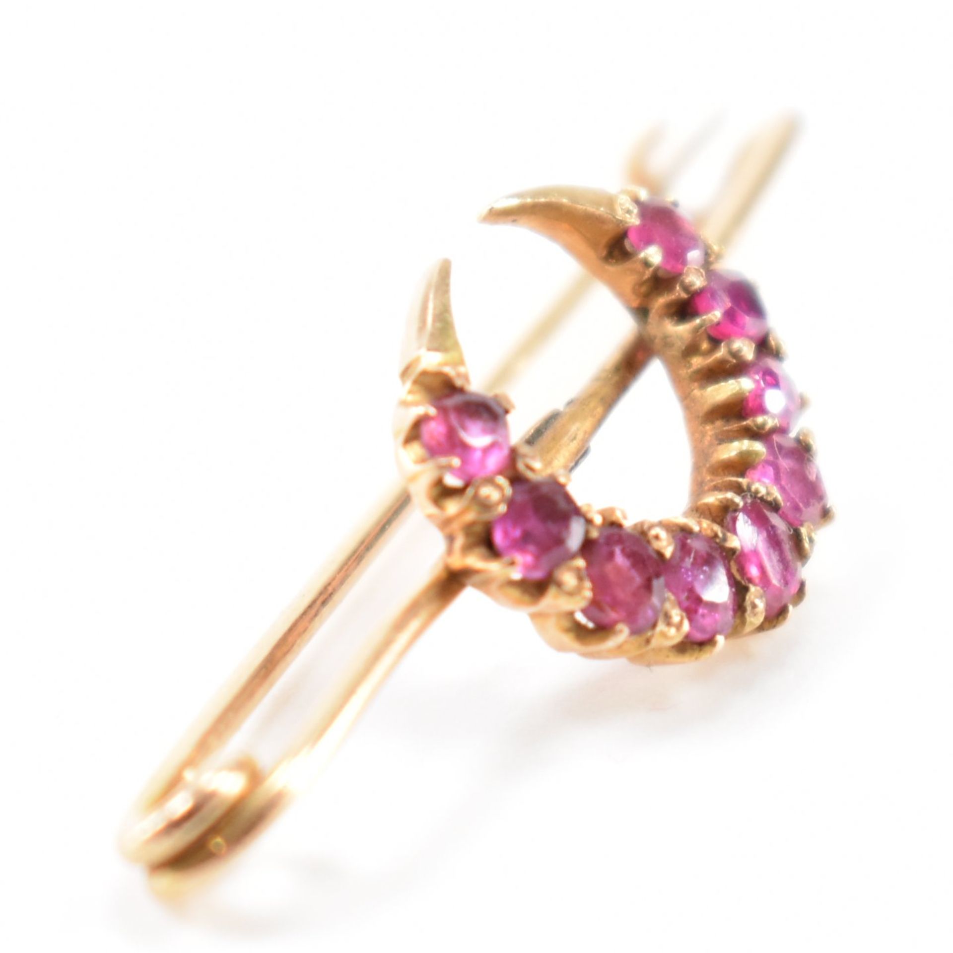 VICTORIAN ANTIQUE 18CT GOLD & RUBY CRESCENT BROOCH - Image 5 of 8