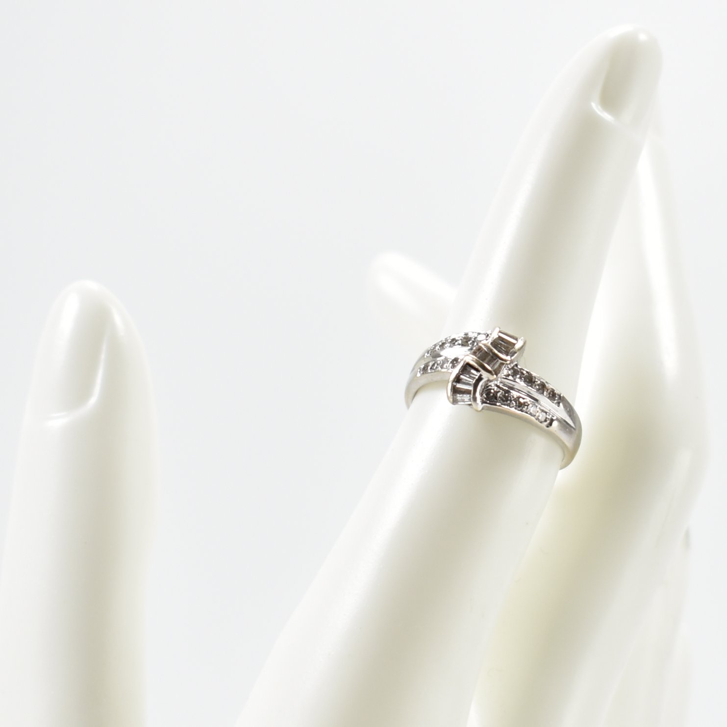 18CT GOLD & DIAMOND CROSSOVER RING - Image 9 of 9