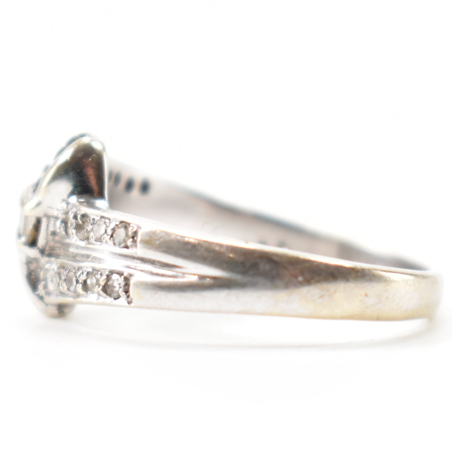 18CT GOLD & DIAMOND CROSSOVER RING - Image 2 of 9