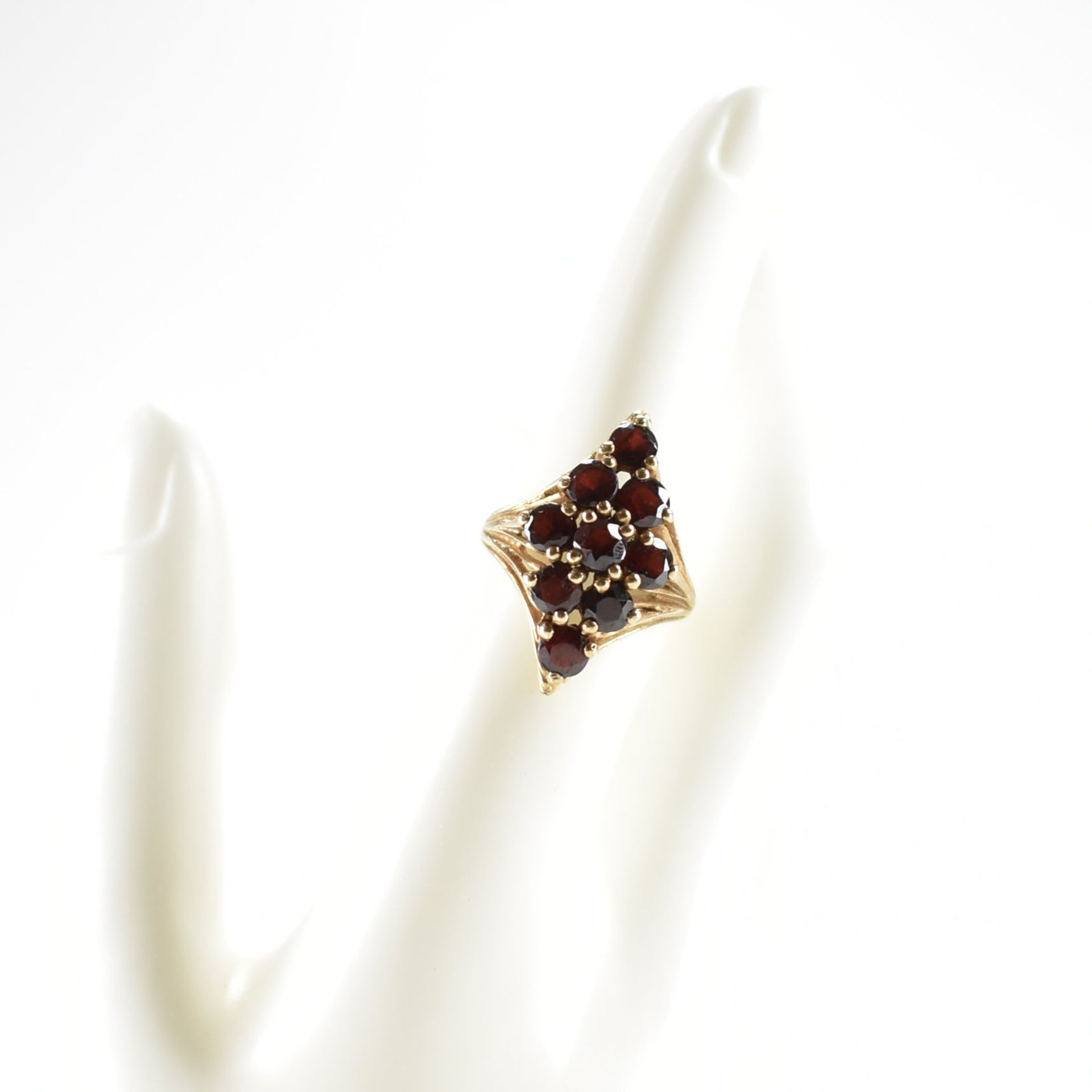 1970S HALLMARKED 9CT GOLD & GARNET CLUSTER RING - Image 6 of 6