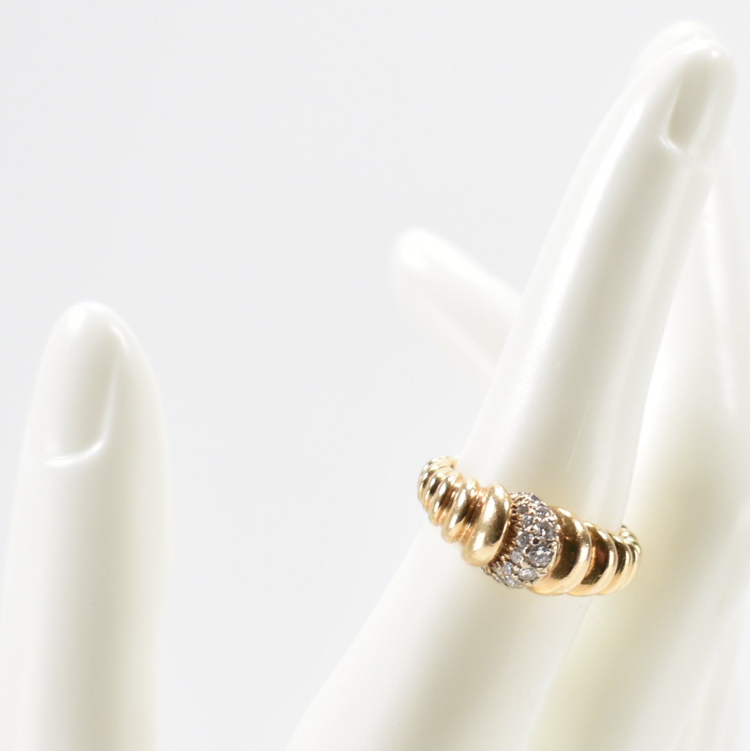 VINTAGE GOLD & DIAMOND REEDED BAND RING - Image 7 of 7