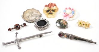 ASSORTMENT OF VINTAGE & ANTIQUE BROOCHES