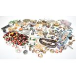 ASSORTMENT OF VINTAGE COSTUME JEWELLERY & WATCHES