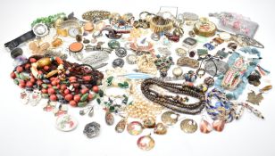 ASSORTMENT OF VINTAGE COSTUME JEWELLERY & WATCHES