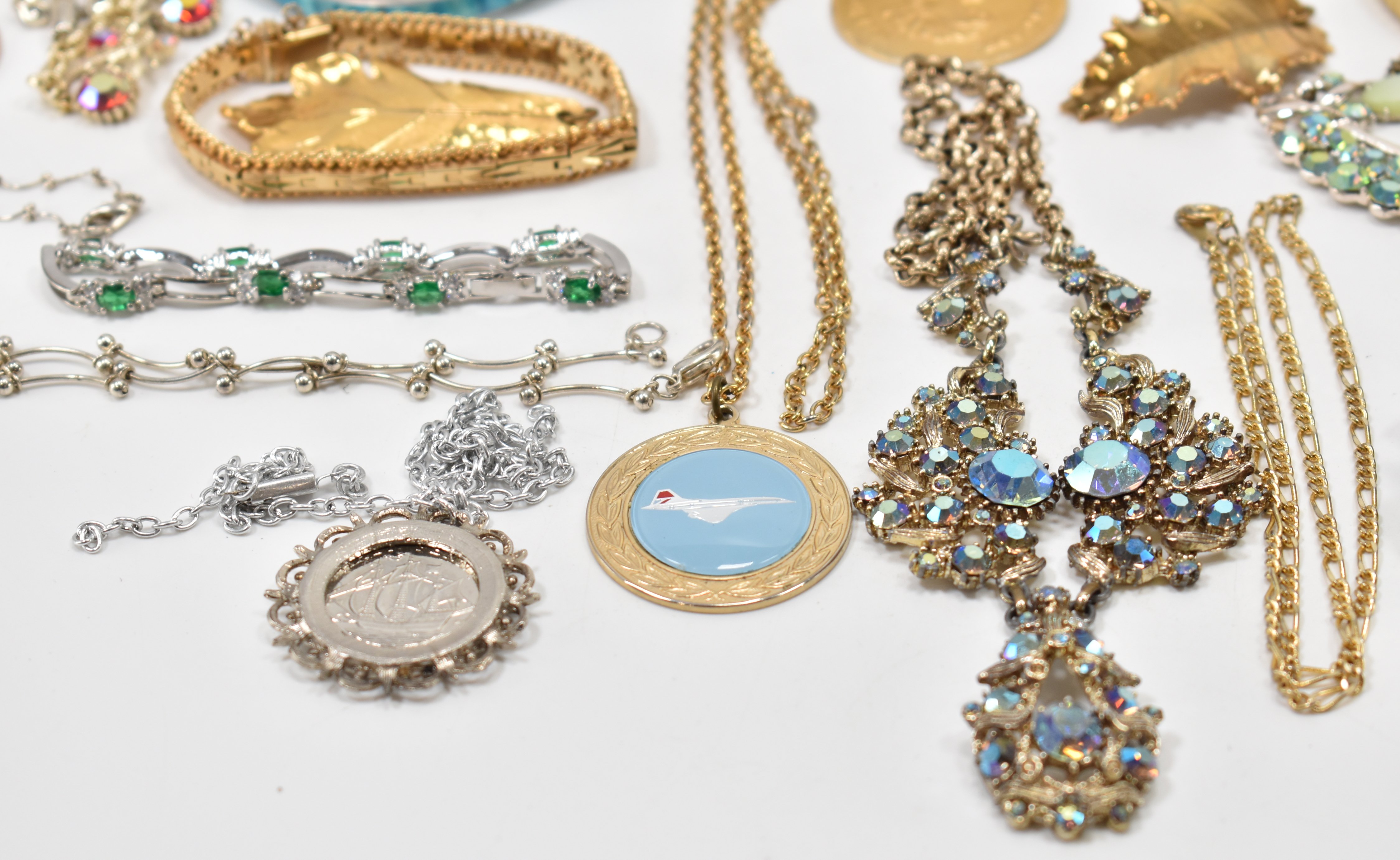 ASSORTMENT OF VINTAGE COSTUME JEWELLERY NECKLACES - Image 9 of 14